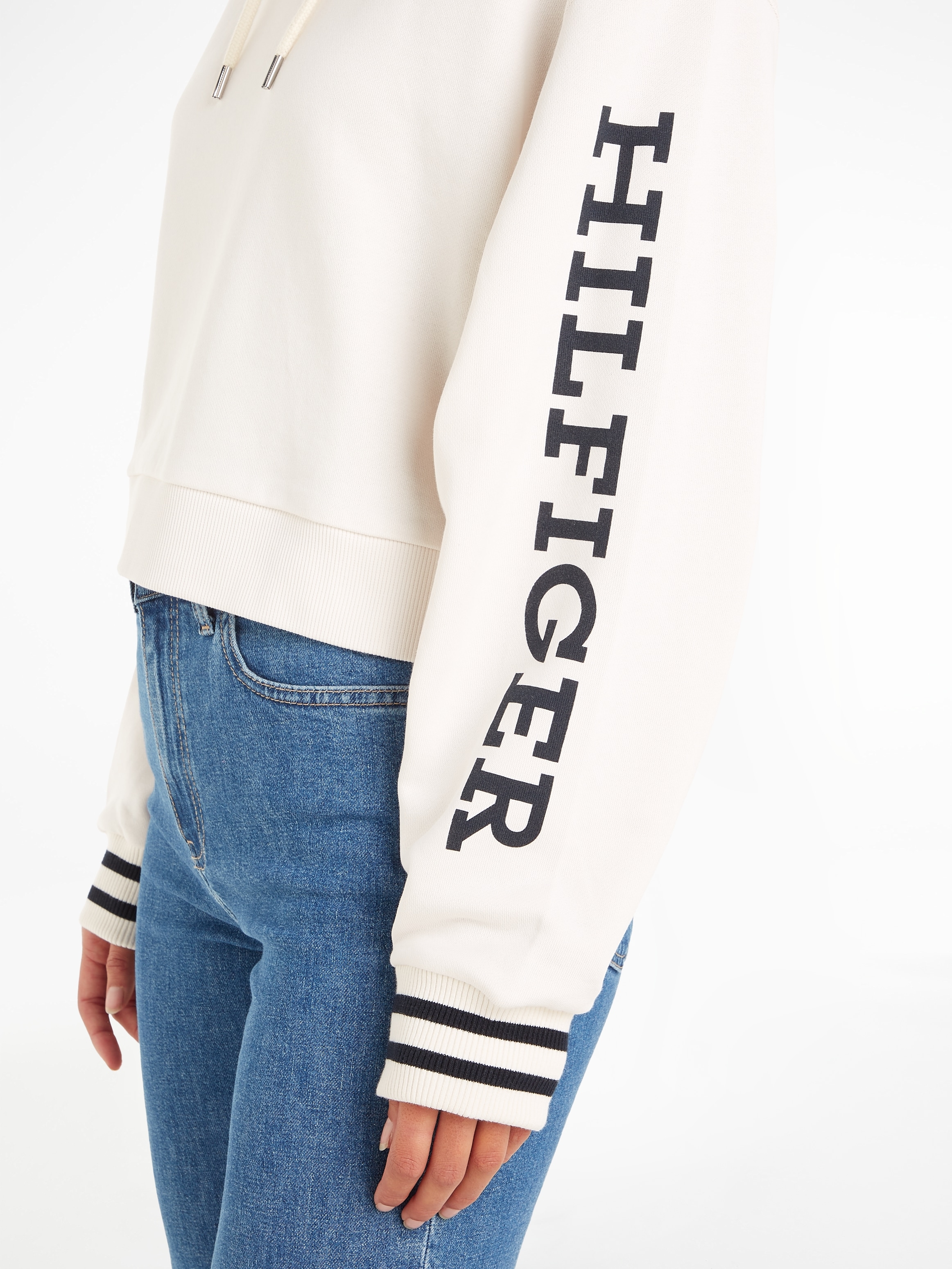 Black Friday Tommy Hilfiger Auf Kapuzensweatshirt | MONOTYPE Ärmel CROP BAUR Logo-Schriftzug »REG mit markantem dem Hilfiger HOODIE«, SLV