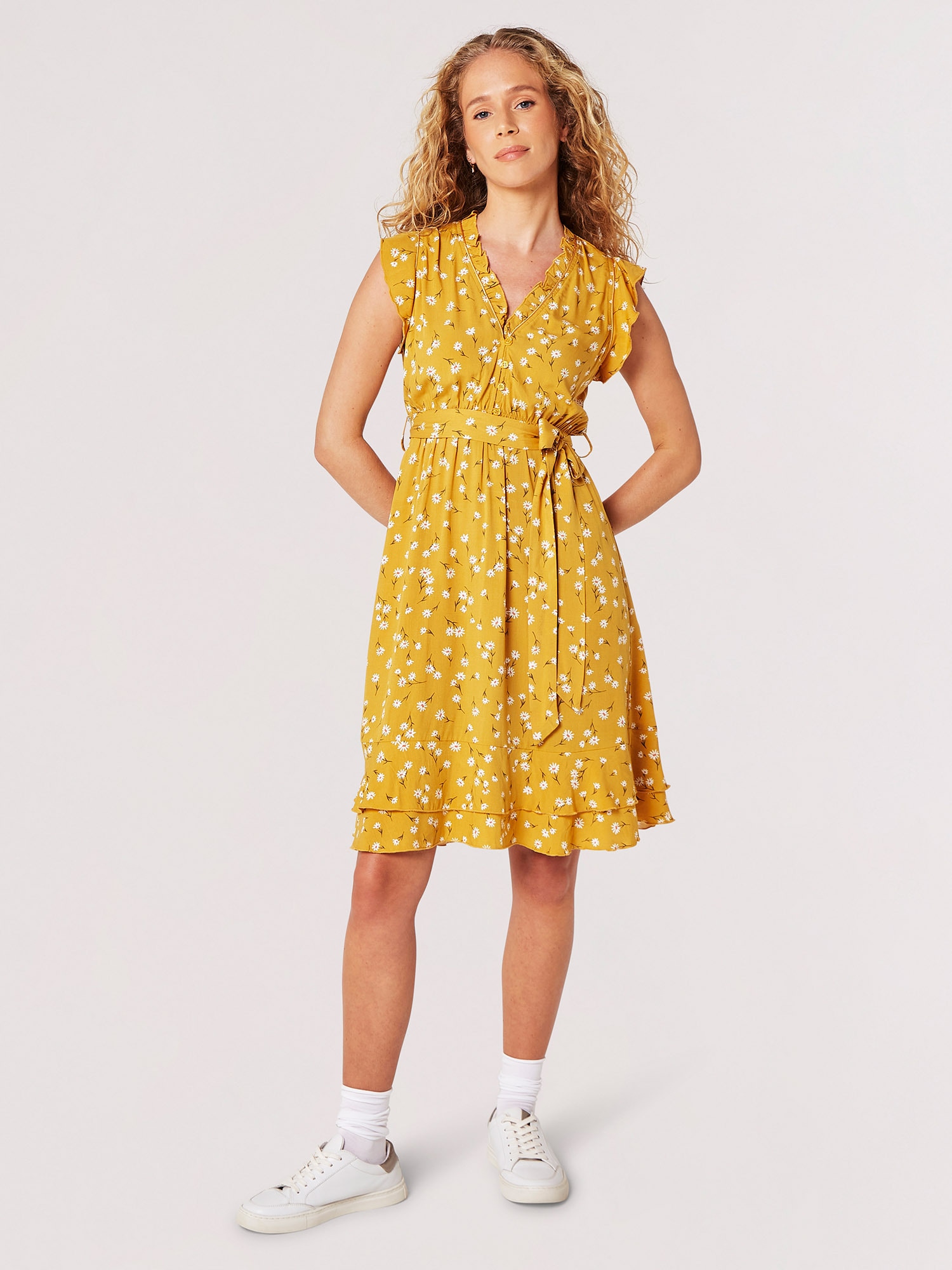 Apricot Minikleid "Geblümtes Kleid" mit Taillenband, 2 tlg. mit Rüschen und Gänseblümchen