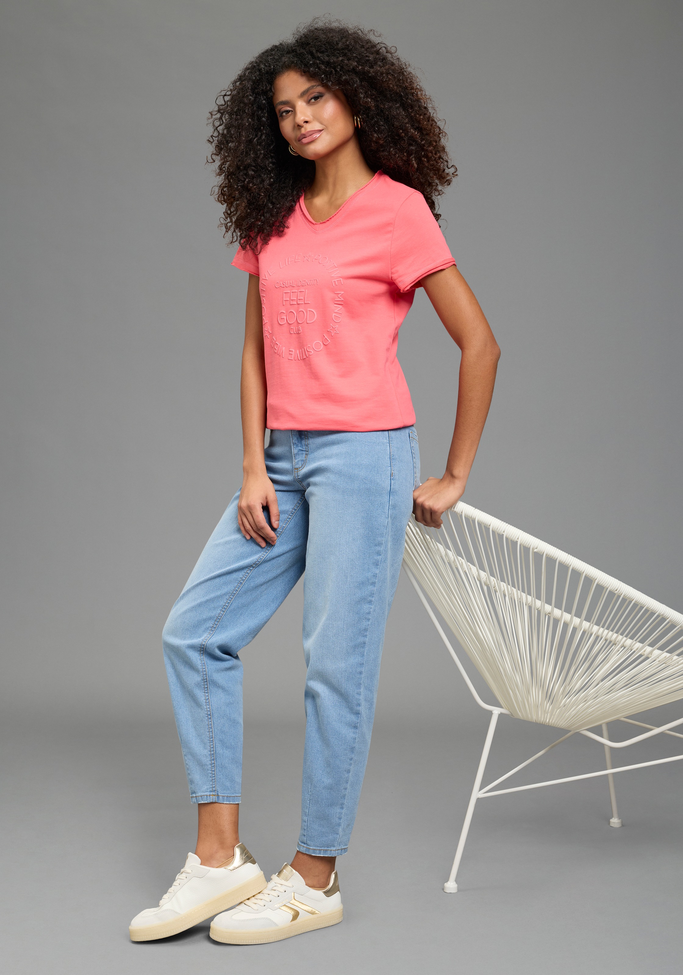 Laura Scott T-Shirt mit V-Ausschnitt und geschnittener Kante, erhabener Frontprint