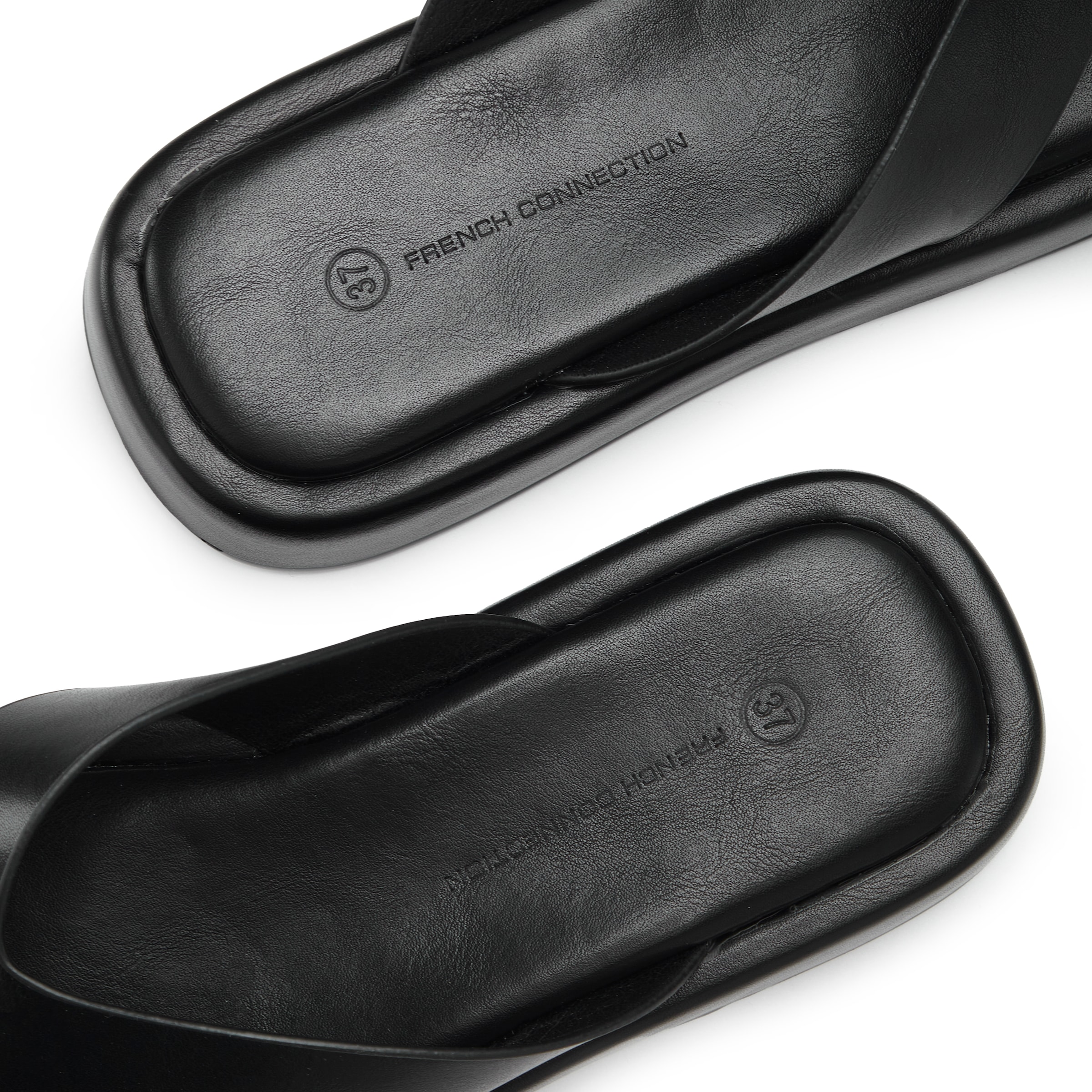 French Connection Zehentrenner »Sandale, Pantolette, offener Schuh, Sommerschuhe«  NEU mit goldfarbenem Schmuckelement und bequemer Sohle VEGAN