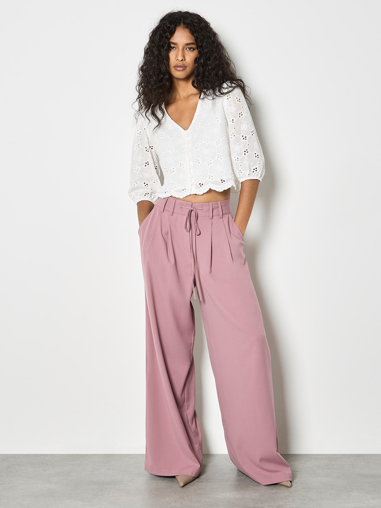 Apricot Klassische Bluse »Top mit Gänseblümchen-Broderie-Anglaise-Knöpfen« Stickerei