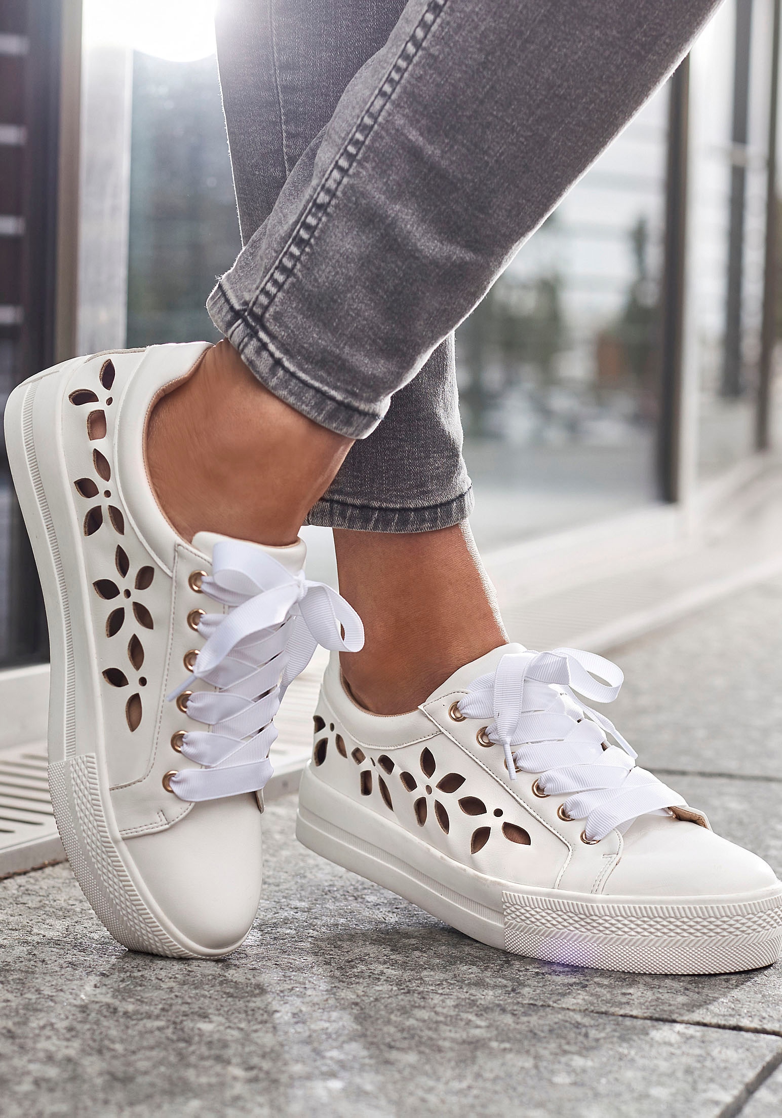 LASCANA Sneaker, mit kleinen Cut-Outs, Schnürhalbschuhe, Freizeitschuhe VEG günstig online kaufen