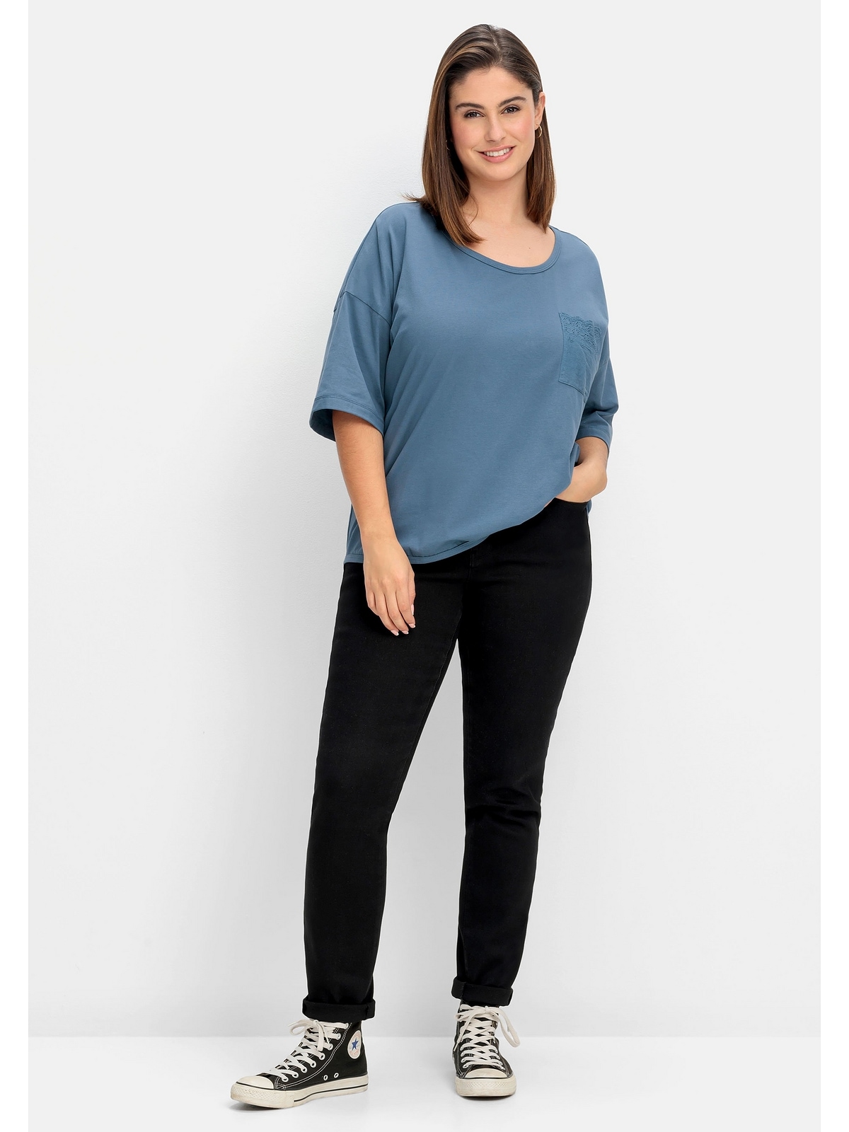 Sheego T-Shirt »Große Größen«, mit | online Spitze Brusttasche bestellen BAUR aus