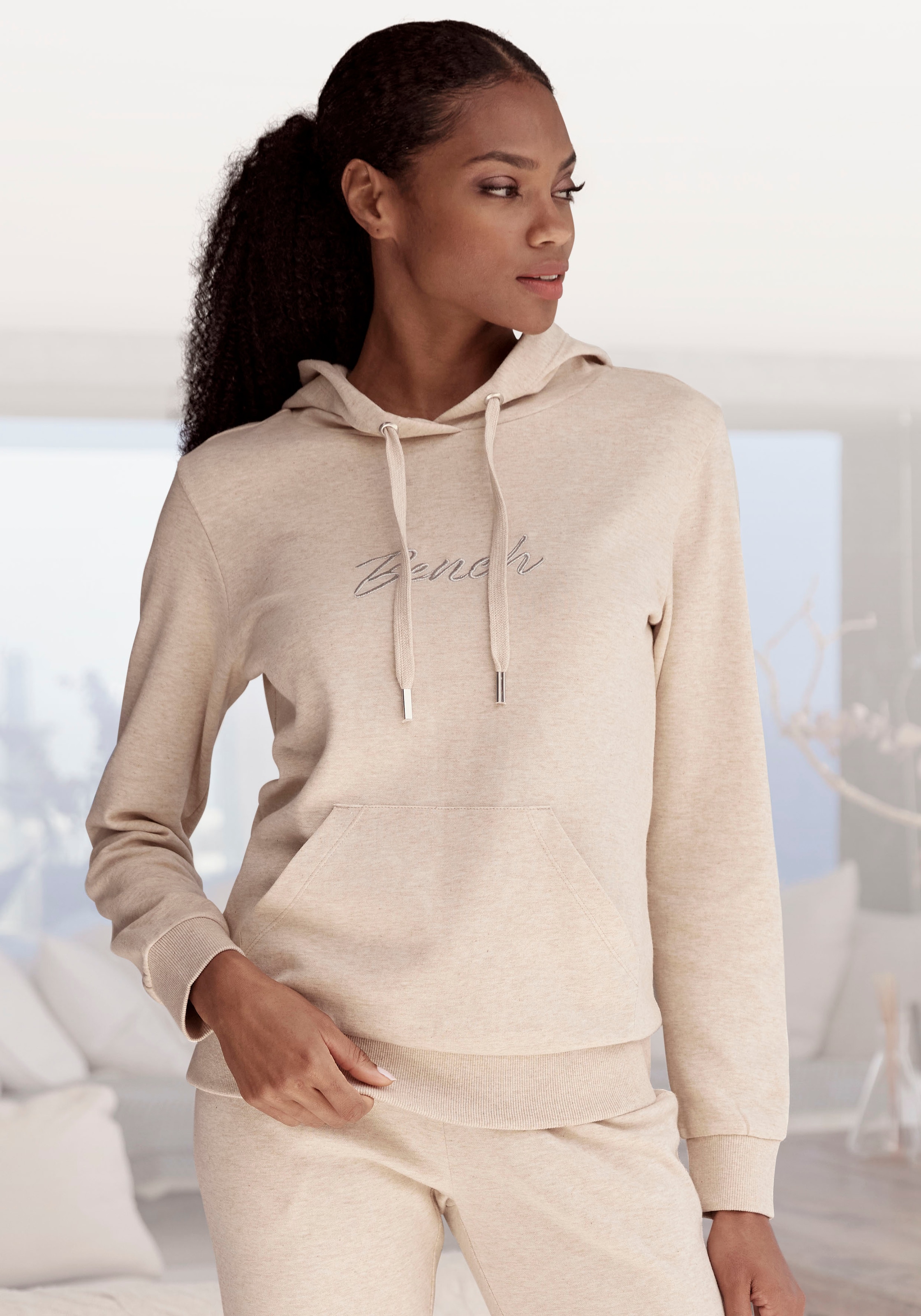 Bench. Loungewear Kapuzensweatshirt, mit glänzender Logostickerei, Loungewear, Loungeanzug