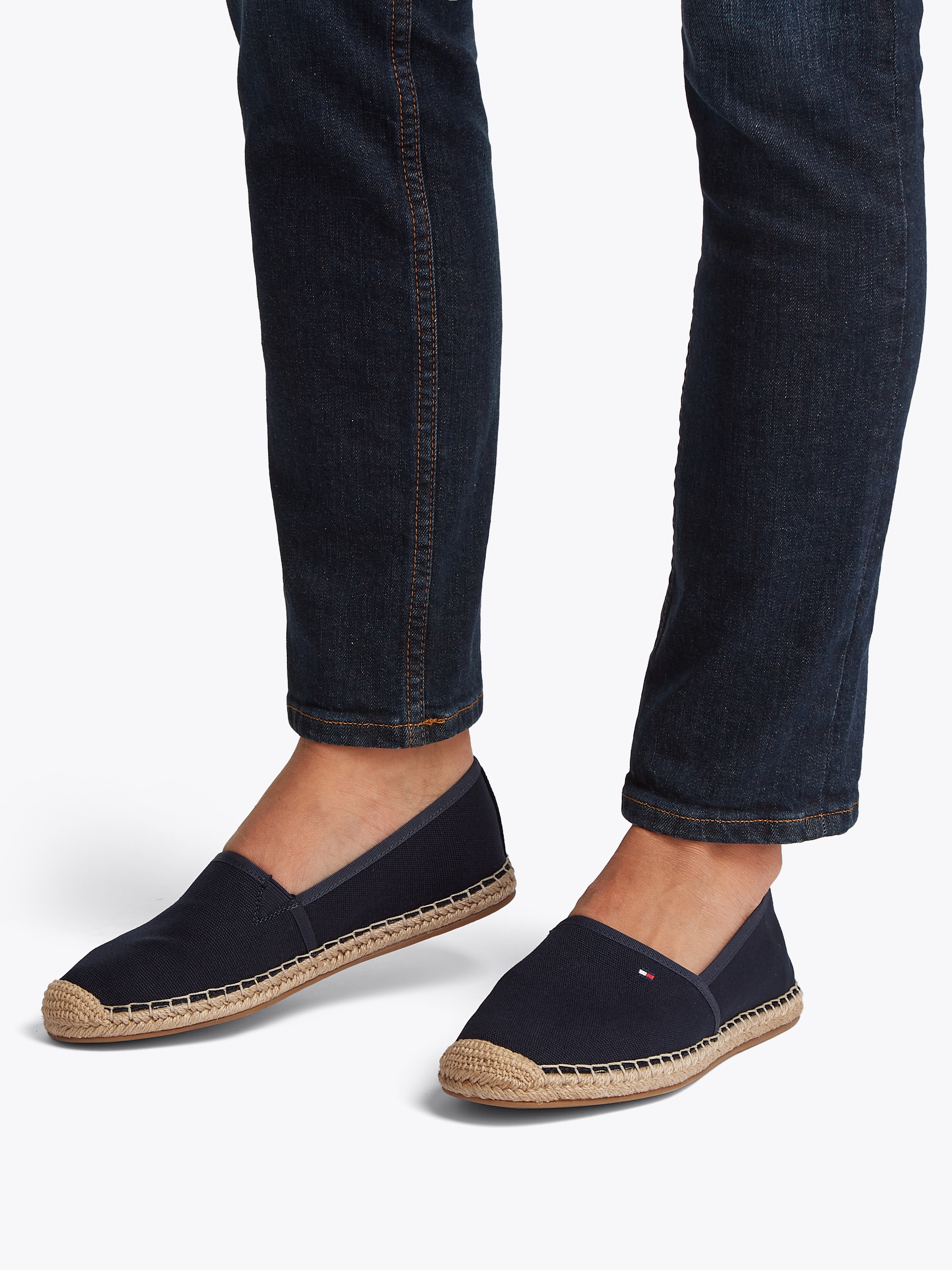 Tommy Hilfiger Espadrille »FLAG CANVAS ESPADRILLE«, Slipper, Flats, Bequemschuh mit Bastbezug und Ziernähten