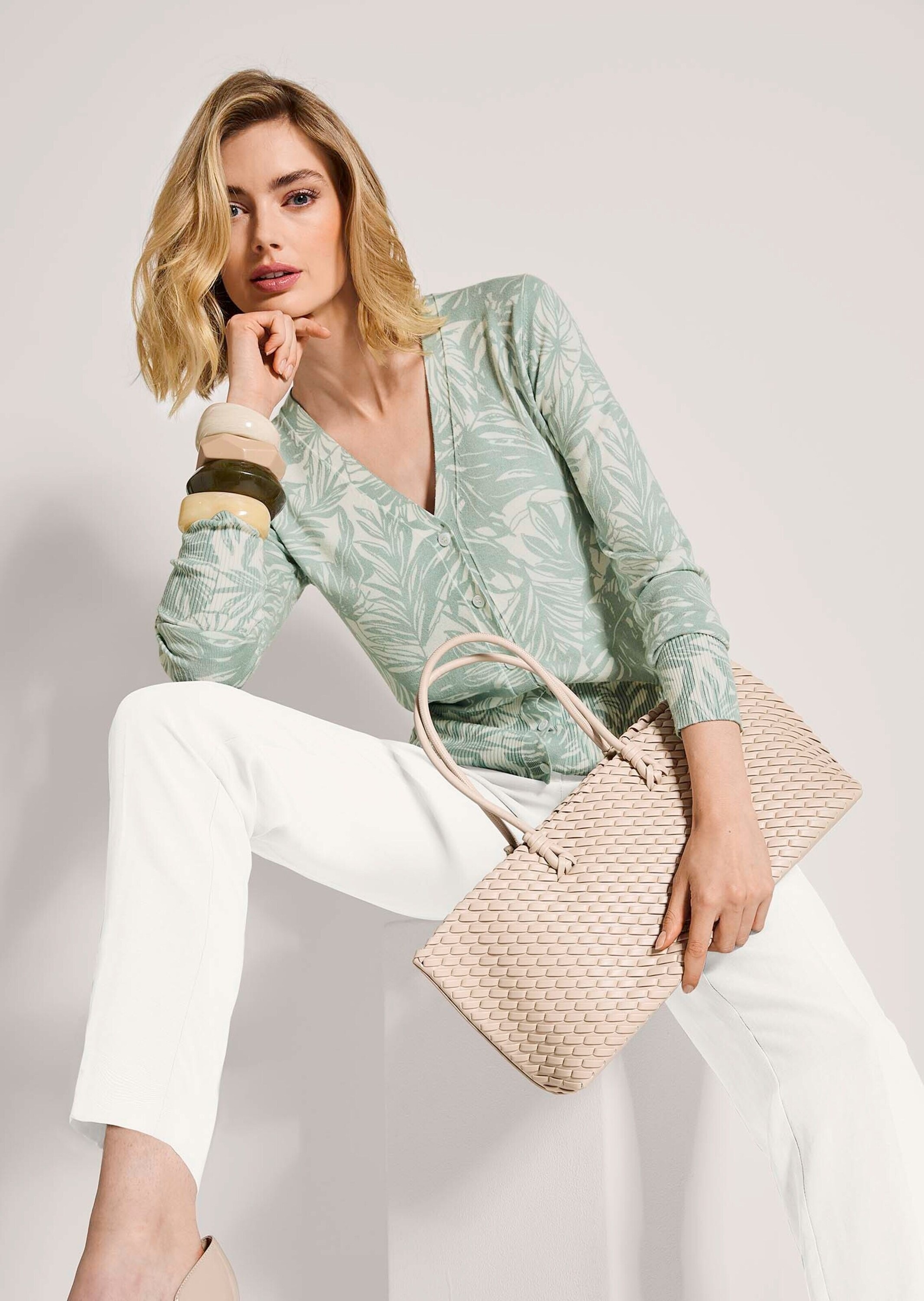 MADELEINE Strickjacke »Strickjacke Elegante Feinstrickjacke mit Print, V-Ausschnitt« Zarter Alloverprint