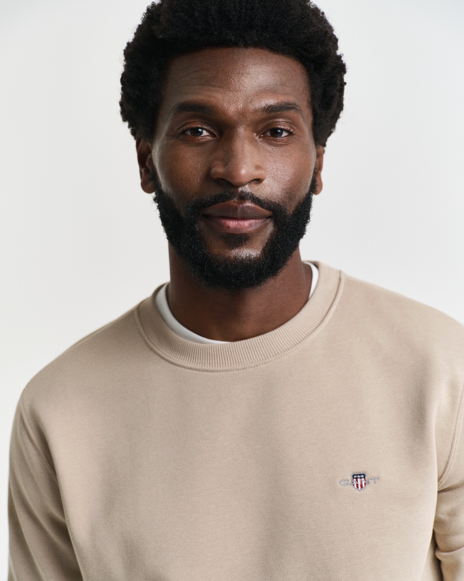 Gant Sweatshirt »REG SHIELD C-NECK SWEAT«, mit Logostickerei auf der Brust
