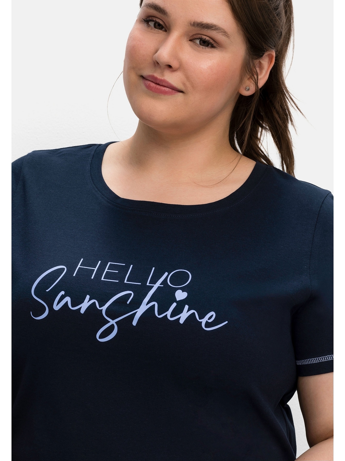 mit Wordingprint, BAUR leicht tailliert Größen«, »Große für bestellen | T-Shirt Sheego