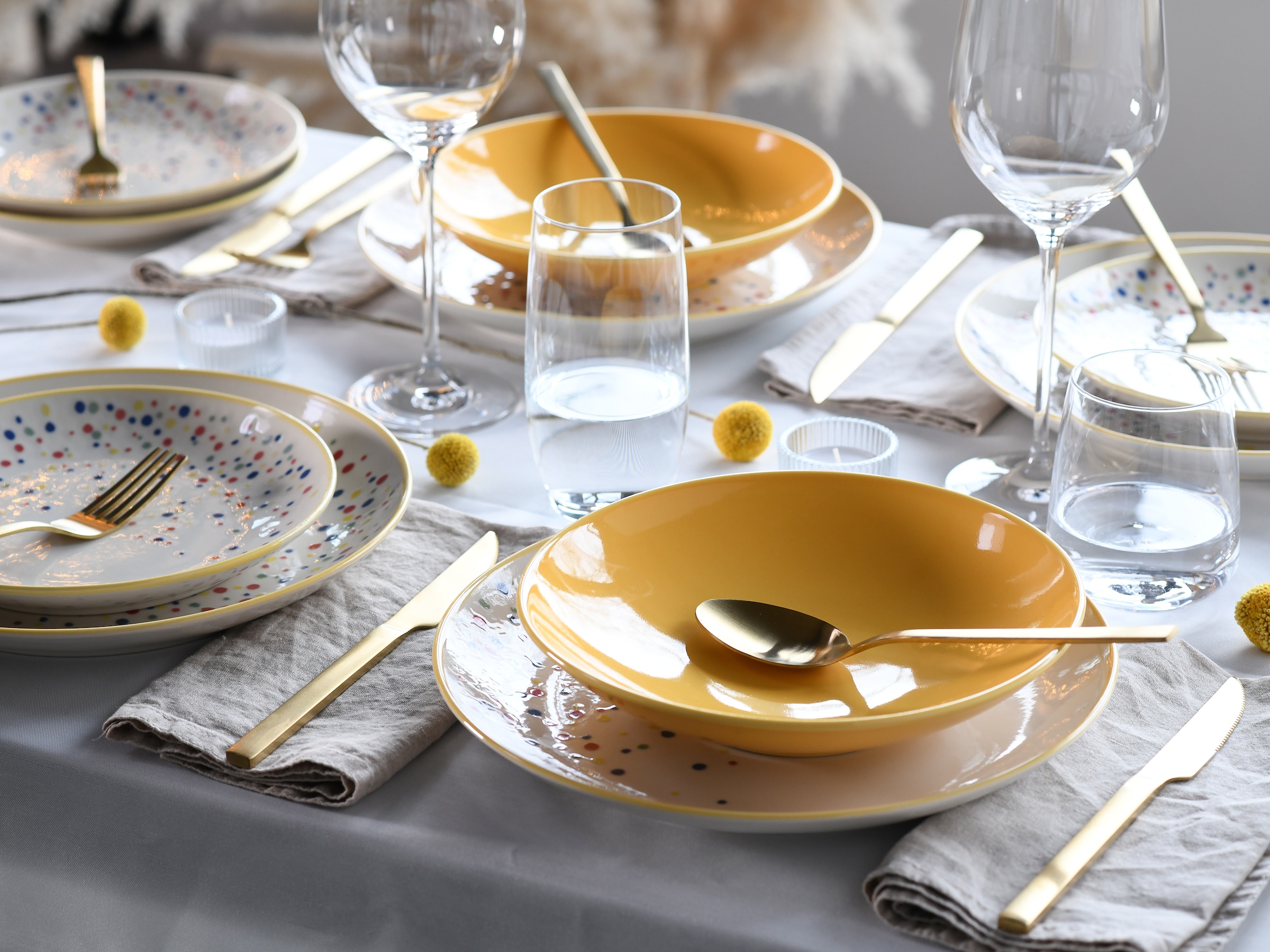 CreaTable Teller-Set »Joy, Tellerset 12-tlg.«, (Set, 12 tlg.), Unregelmäßige bunte Punkte, Gute Laune Geschirr, Frisch, Freundlich