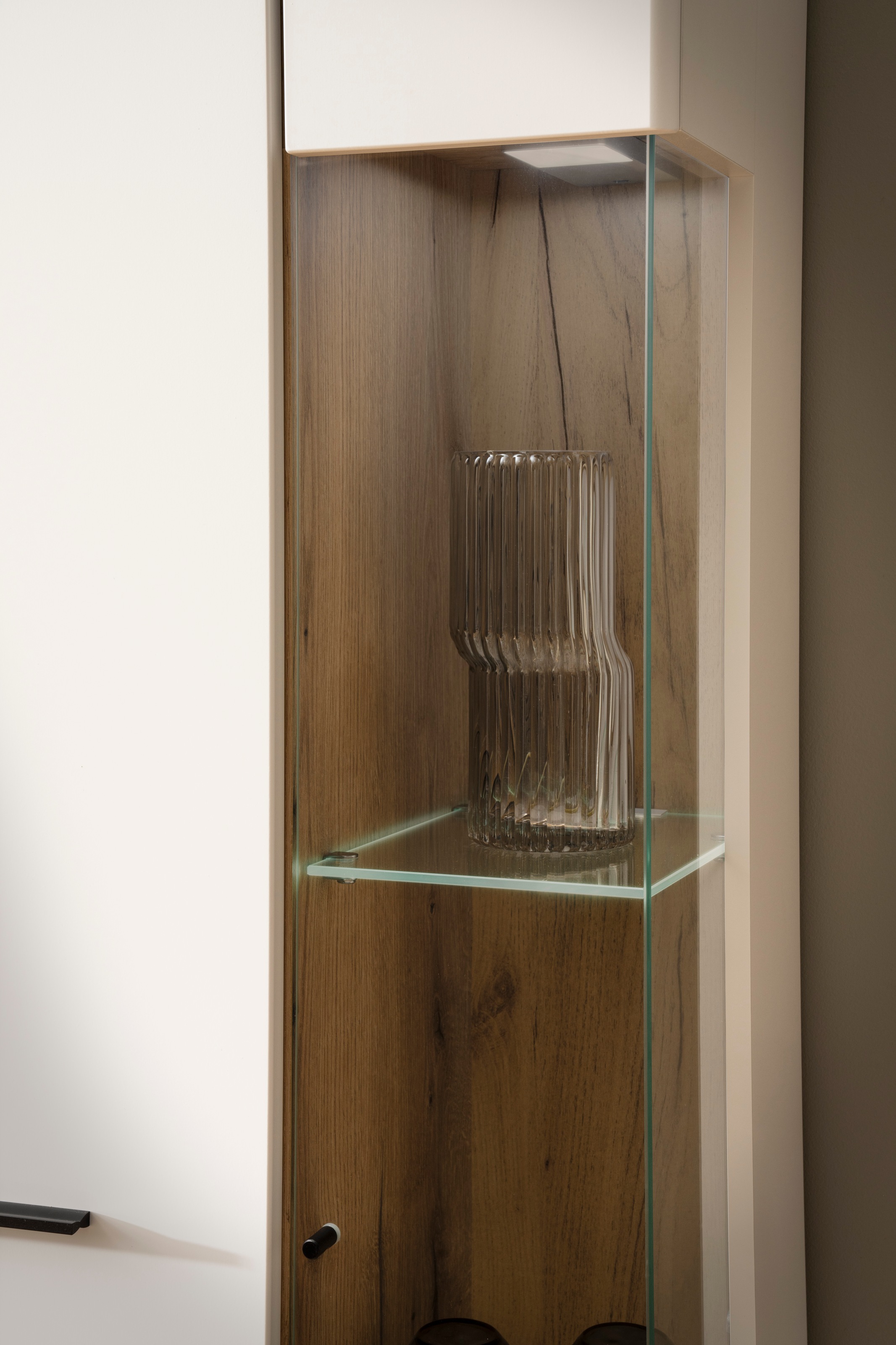 INOSIGN Wohnwand »Salerno, moderne Anbauwand, Wohnzimmer-Set, Weiß mit Eiche Evoke Dekor«, (Set, 4 St.), enthält Hängevitrine, Vitrine, Lowboard + Wandboard, Metallgriffe