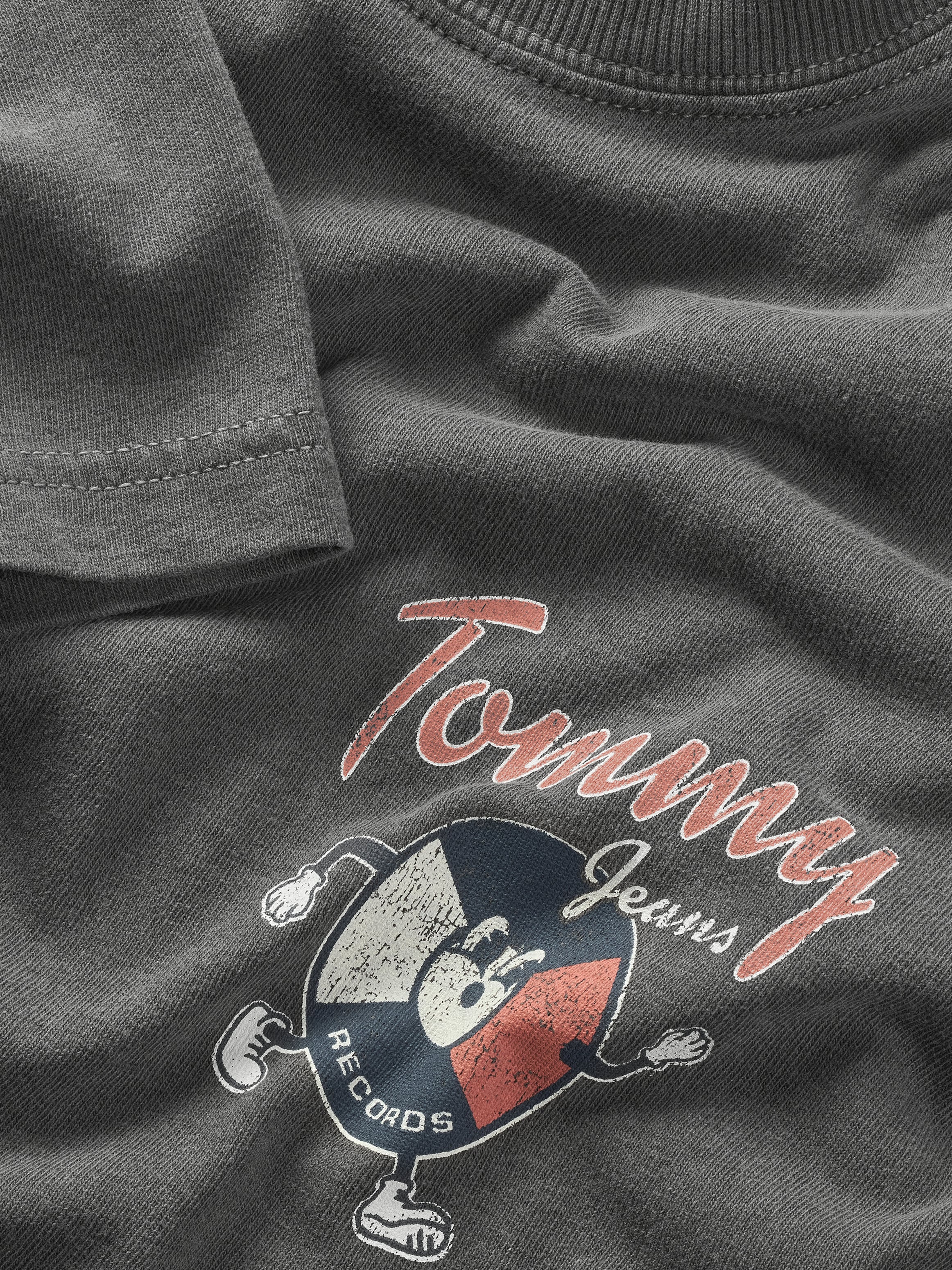 Tommy Jeans T-Shirt »TJM RLX NOVELTY 2 GMD TEE«, mit großem Logo am Rücken