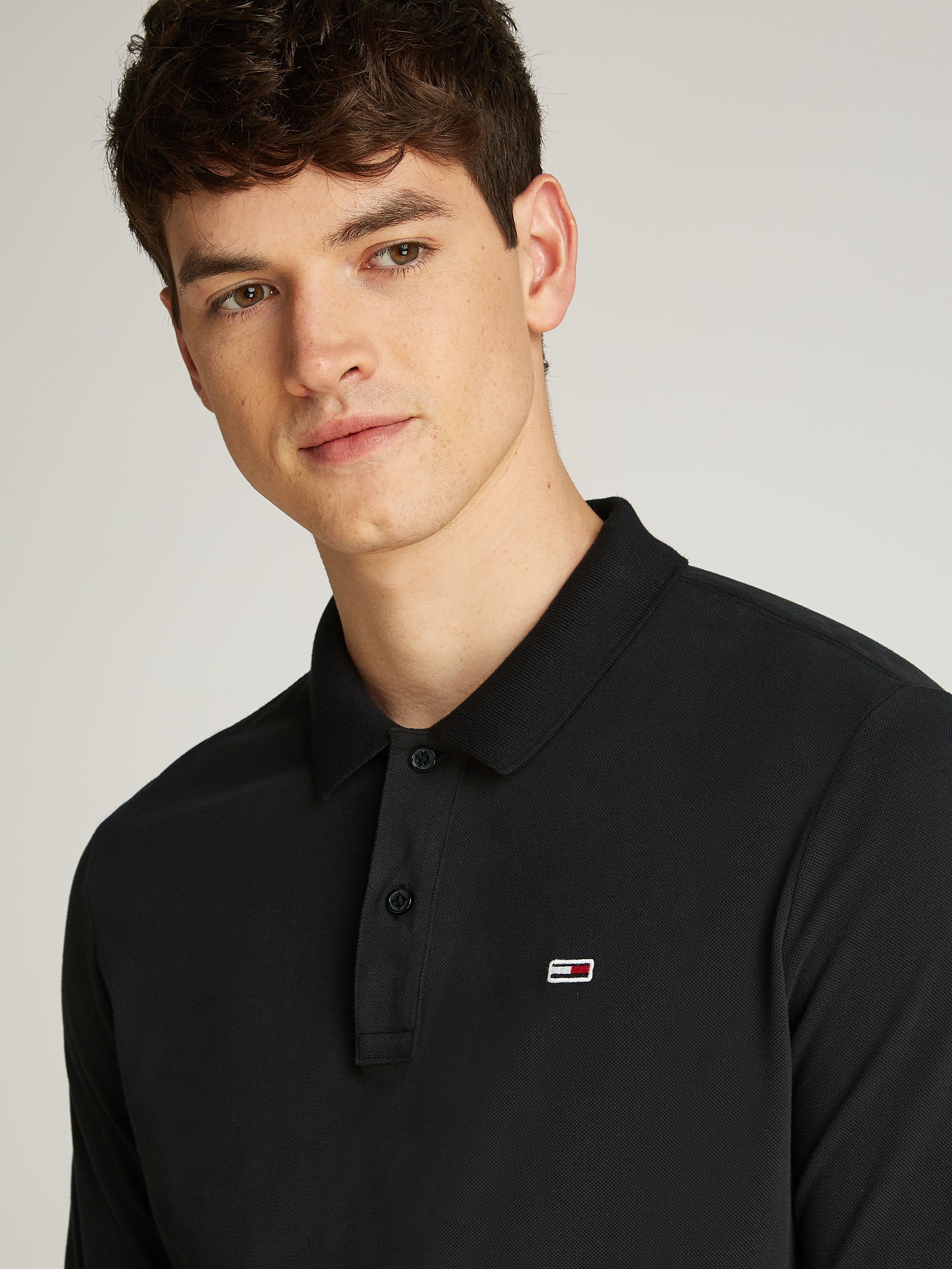 Tommy Jeans Poloshirt »TJM SLIM PLACKET POLO LS EXT«, mit Logostickerei