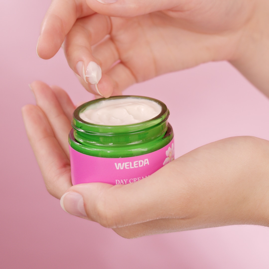 WELEDA Gesichtspflege »Weleda Glättende Tagespflege Wildrose & Weisser Tee«