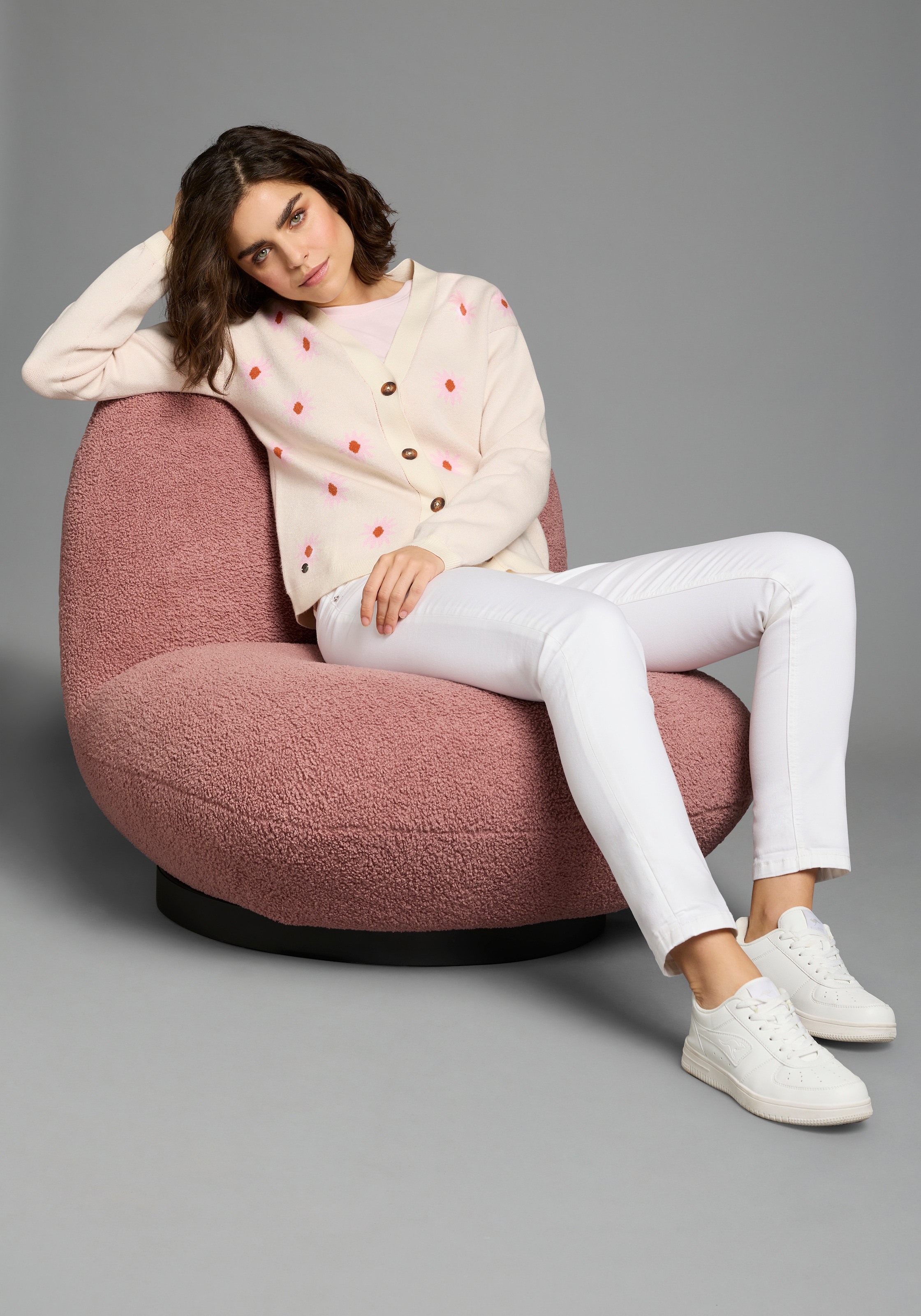 KangaROOS Strickjacke Strickjacke aus Feinstrick, bequeme Passform, weite Langarm-Ärmel