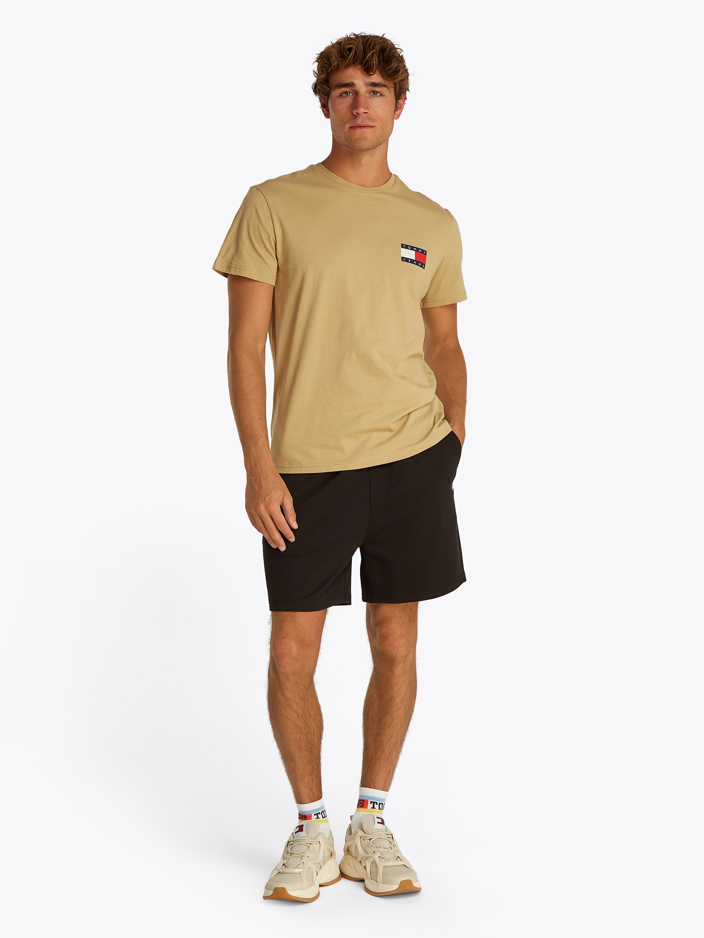 Tommy Jeans T-Shirt »TJM SLIM ESSENTIAL FLAG TEE EXT«, Mit Rundhalsausschnitt