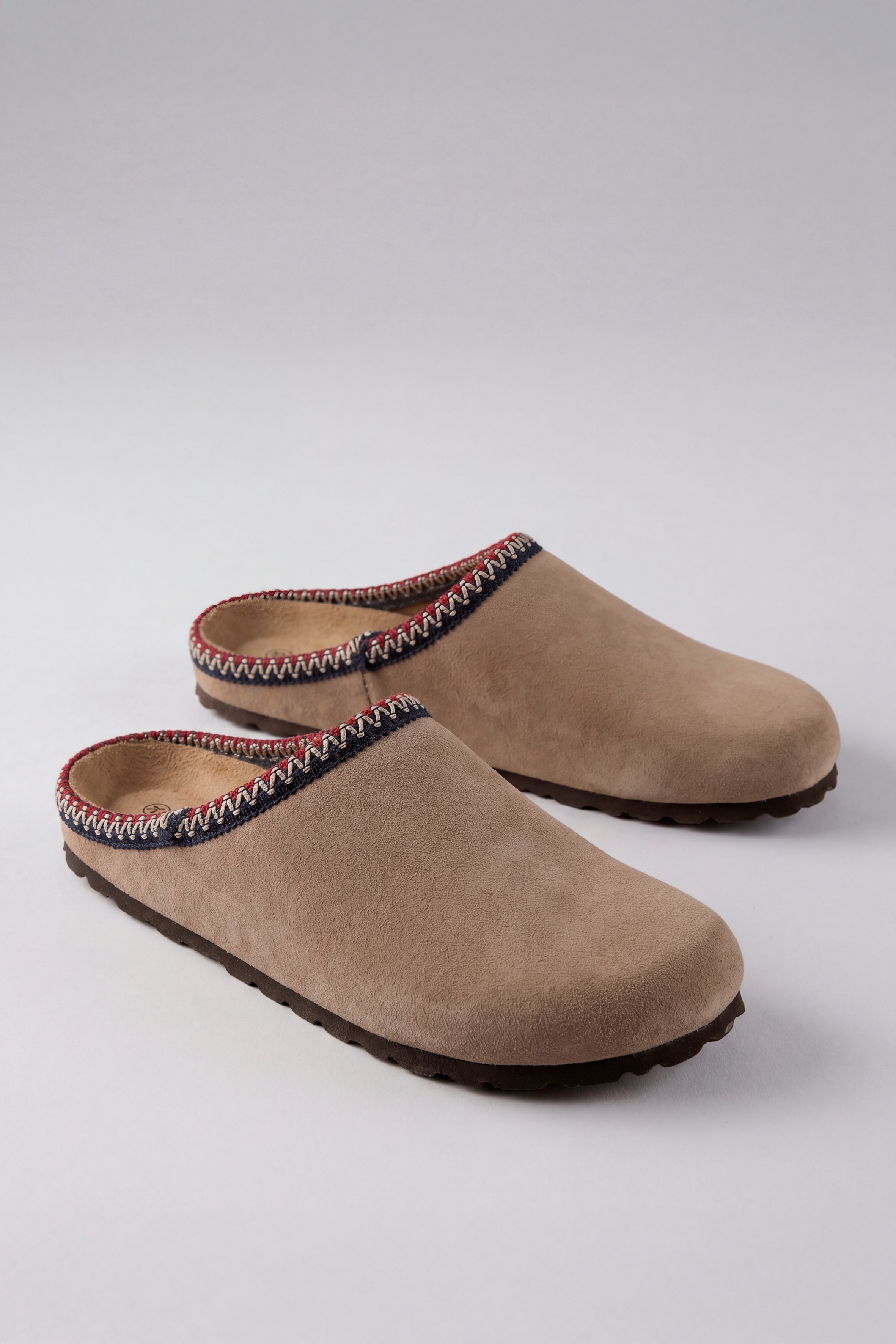 Aniston SHOES Clog Schlupfschuh, Hausschuh mit farbenfroher Ziernaht - NEUE KOLLEKTION
