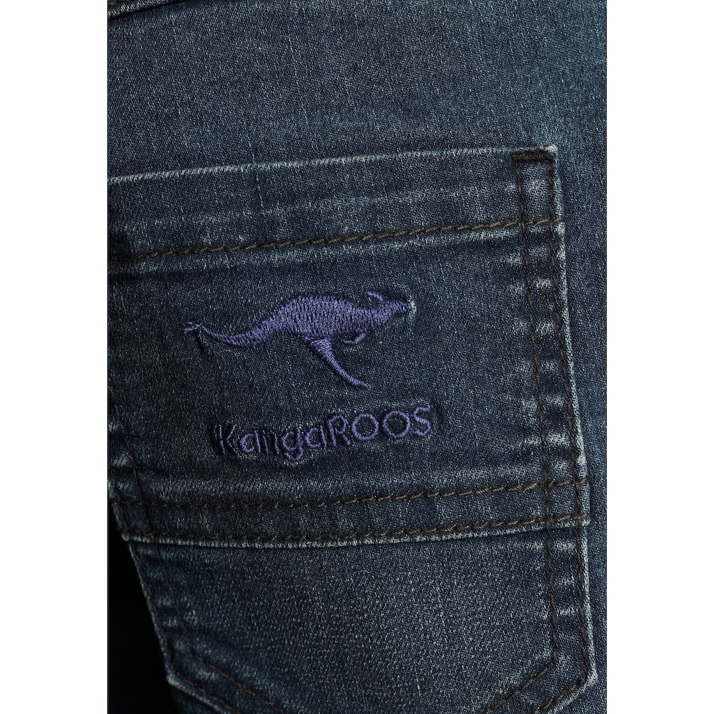 KangaROOS Schlupfjeans », bequeme Passform mit Logo-Stickerei«