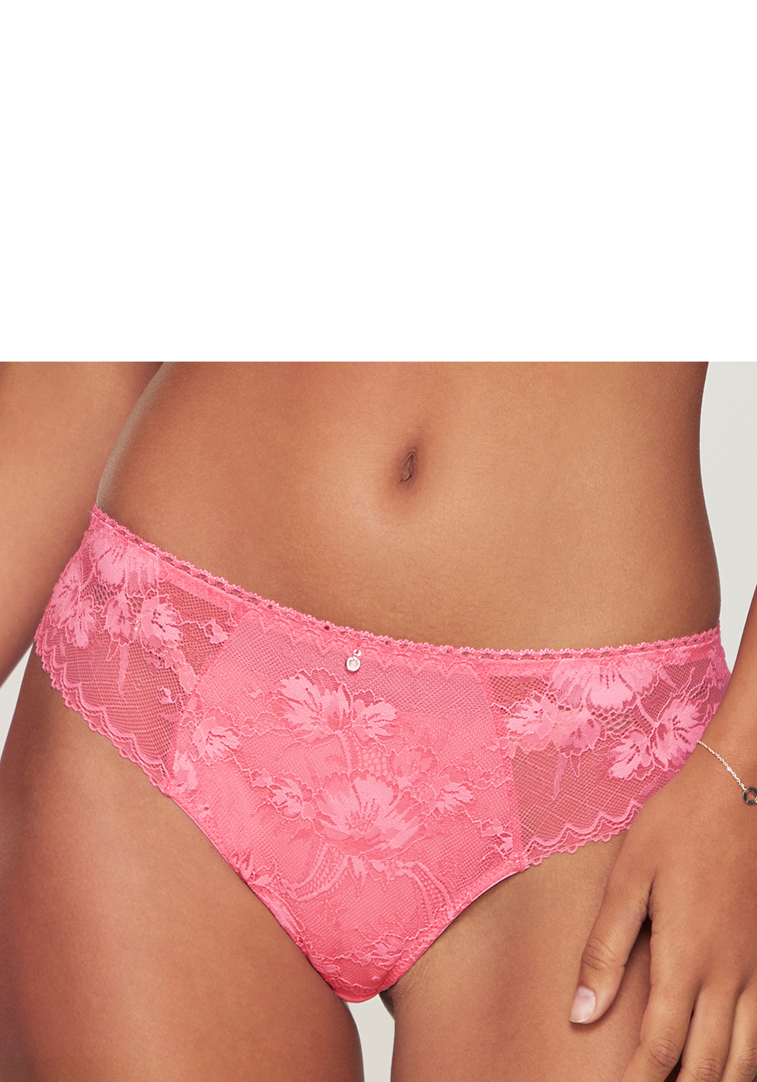 LASCANA String rundherum aus floraler, dezent transparenter Spitze