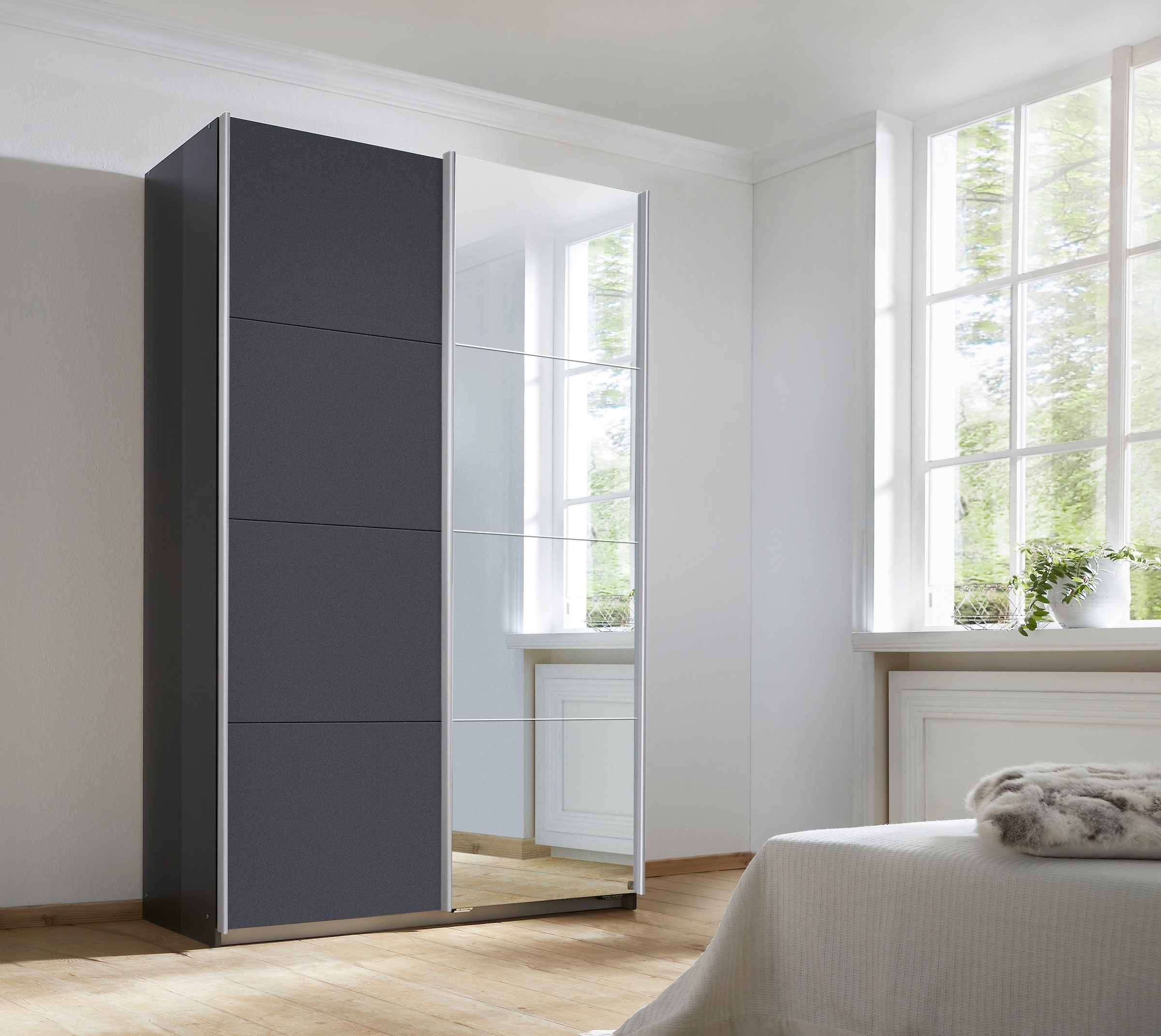 INOSIGN BY RAUCH Schwebetürenschrank »Kleiderschrank Schrank Garderobe Schlafzimmerschrank THANOS«, (in 3 verschiedenen Ausstattungen BASIC/CLASSIC/PREMIUM), Optional mit Spiegel, Metall-Griffleisten alufarben MADE IN GERMANY