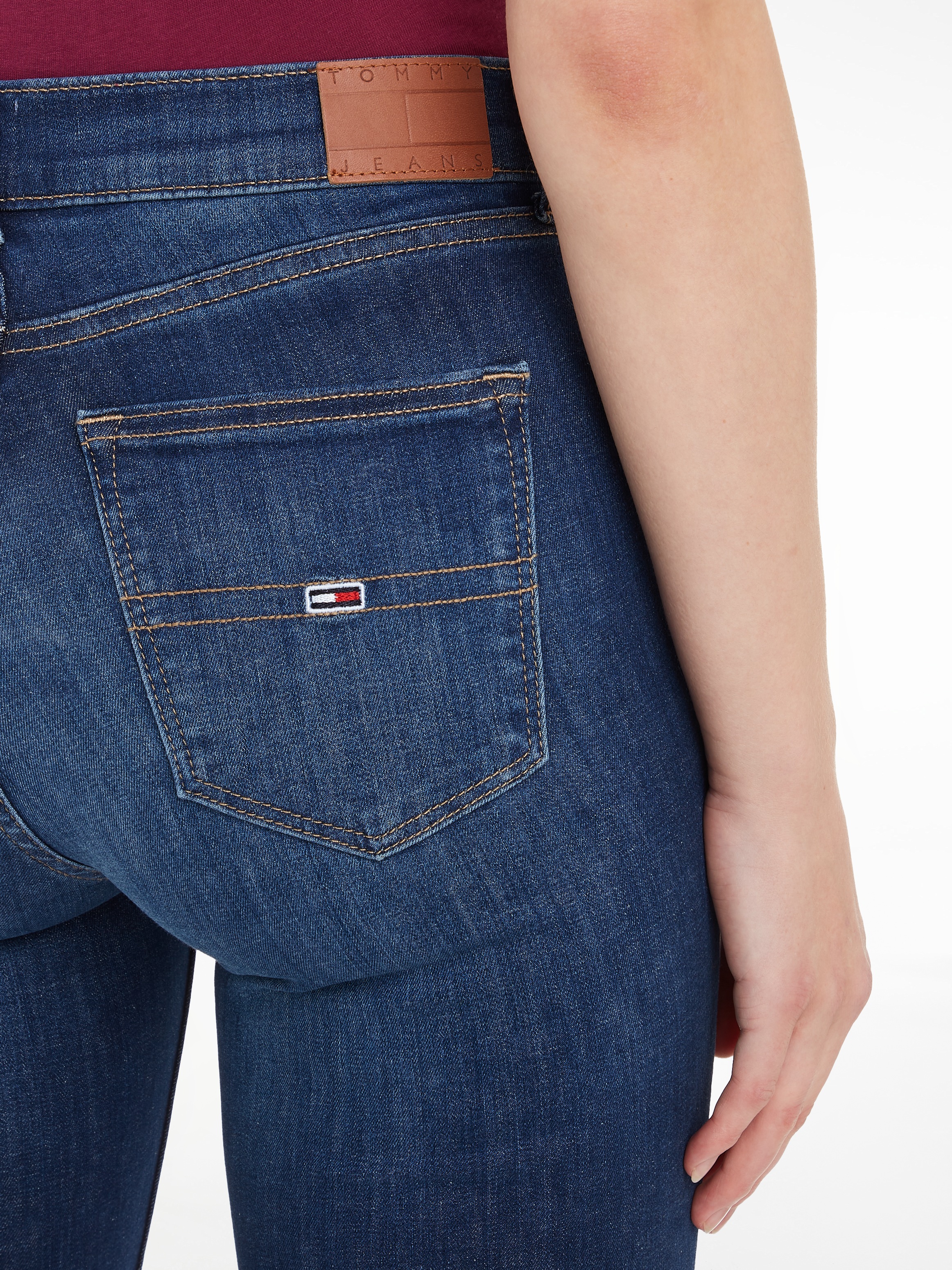 Tommy Jeans Skinny-fit-Jeans »Nora Mid Rise Skinny Fit«, mit Waschung, Logo-Badge