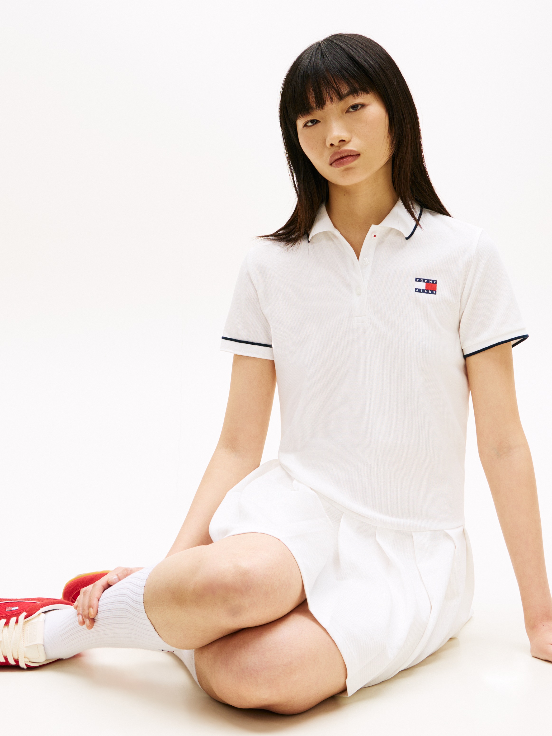 Tommy Jeans Polokleid »TJW BADGE PLEAT PIQUE DRESS EXT« mit Kontrastdetails, entspannte Passform