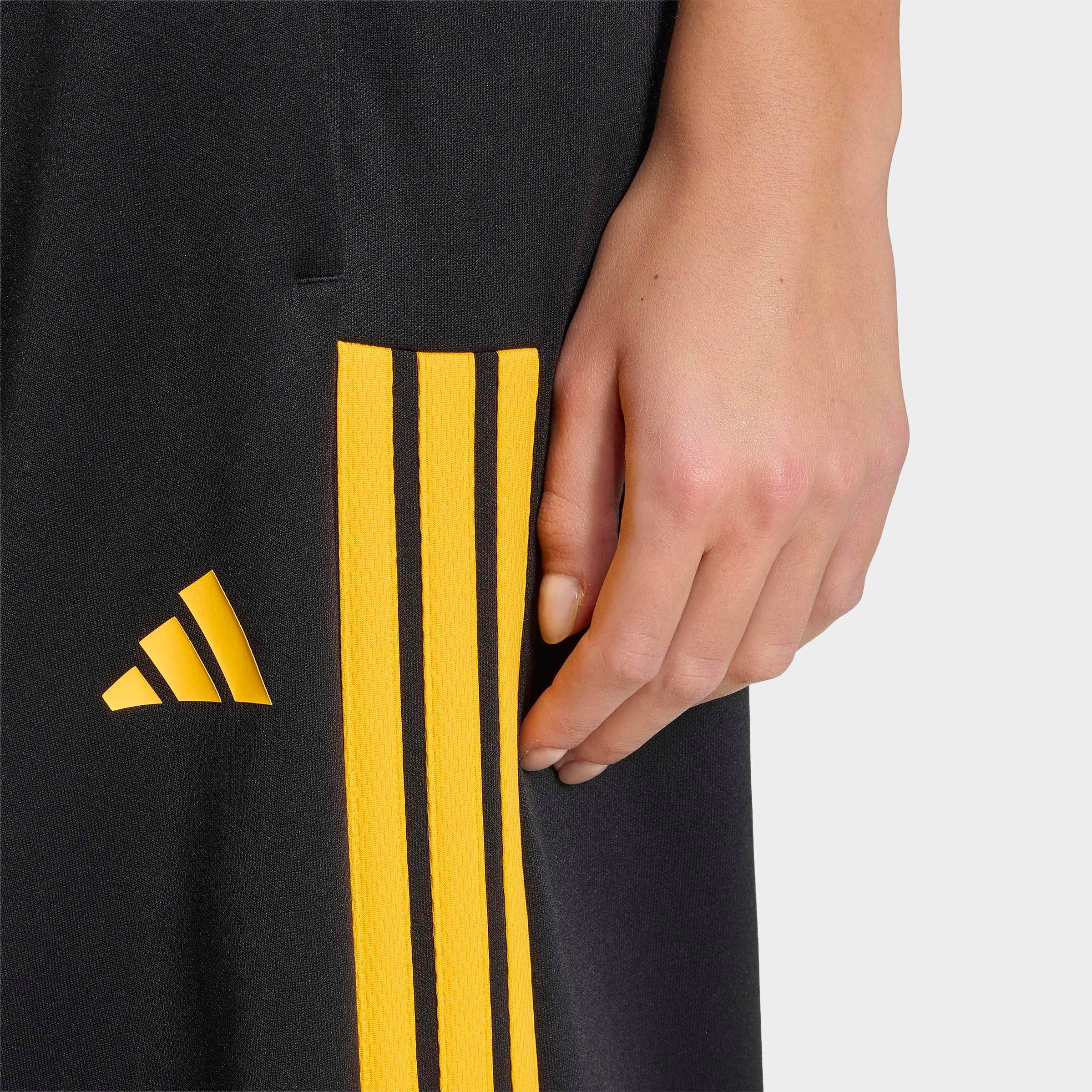 adidas Sportswear Sporthose »HOUSE OF TIRO WIDE LEG«  sportlicher Stil, für Training und Freizeit, mit Kordelverschluss