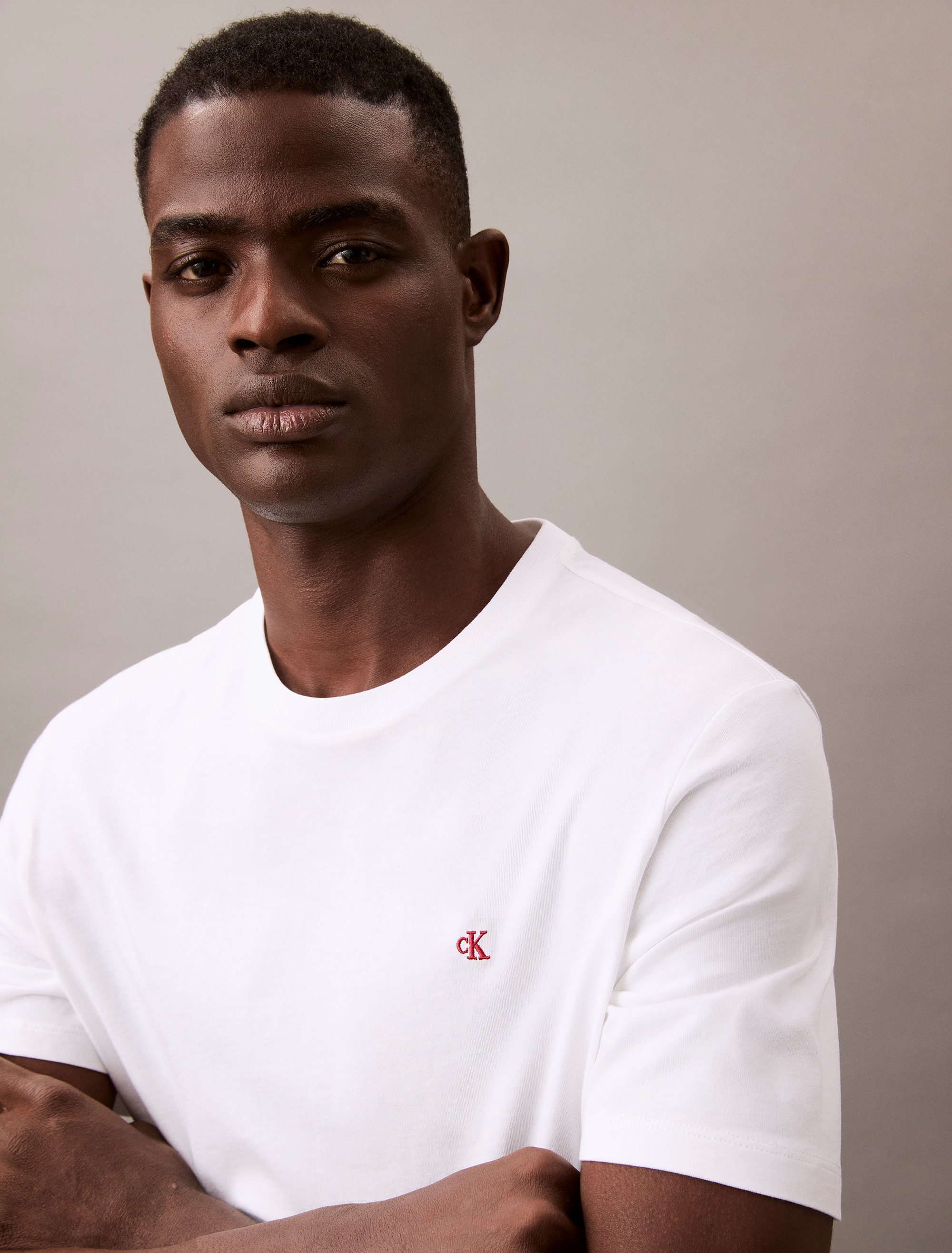 Calvin Klein Jeans T-Shirt »SS SMOOTH CTTN SOLID CREWNK TEE«, mit Logo