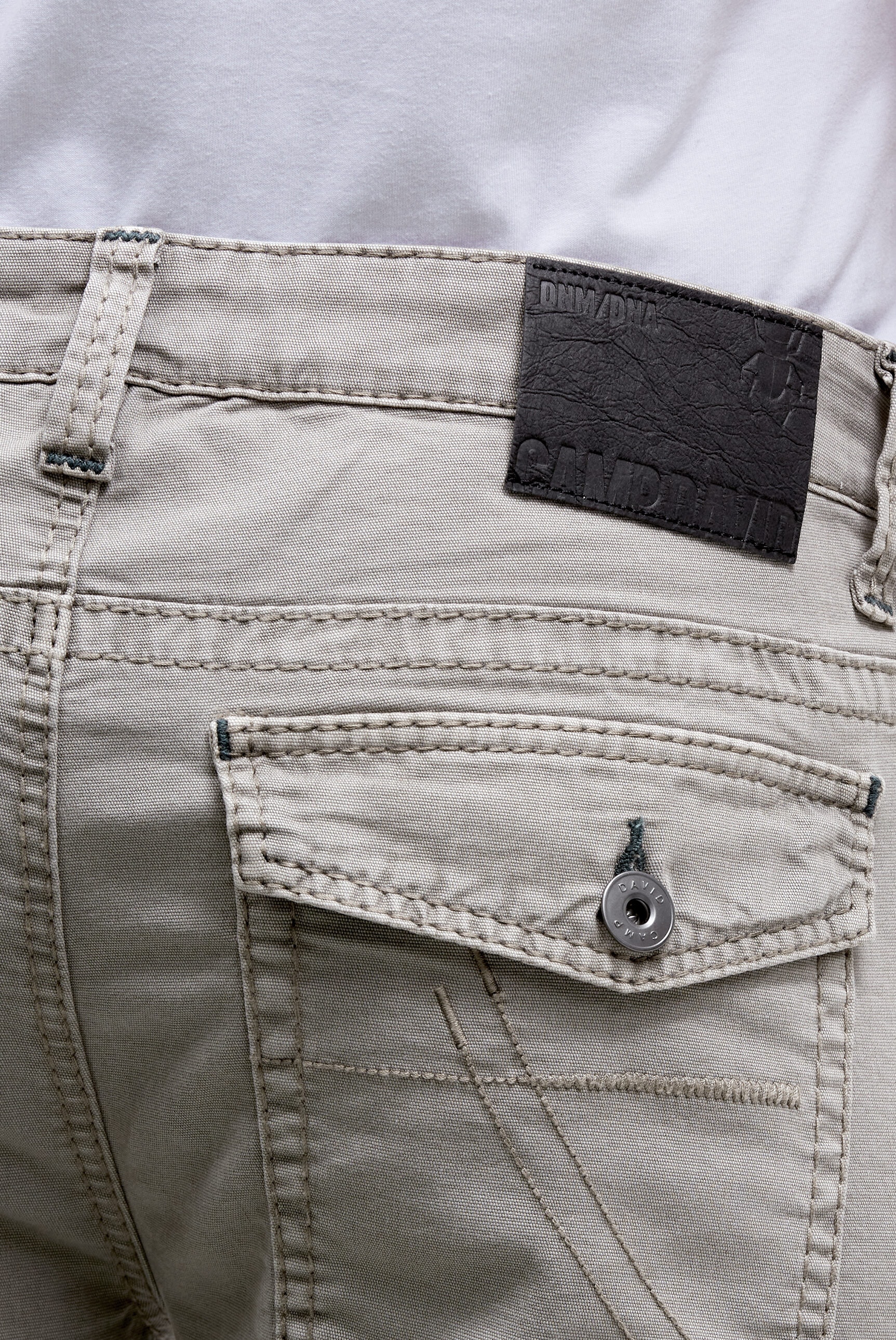 CAMP DAVID Jeansshorts mit geknöpften Klappentaschen am Gesäß