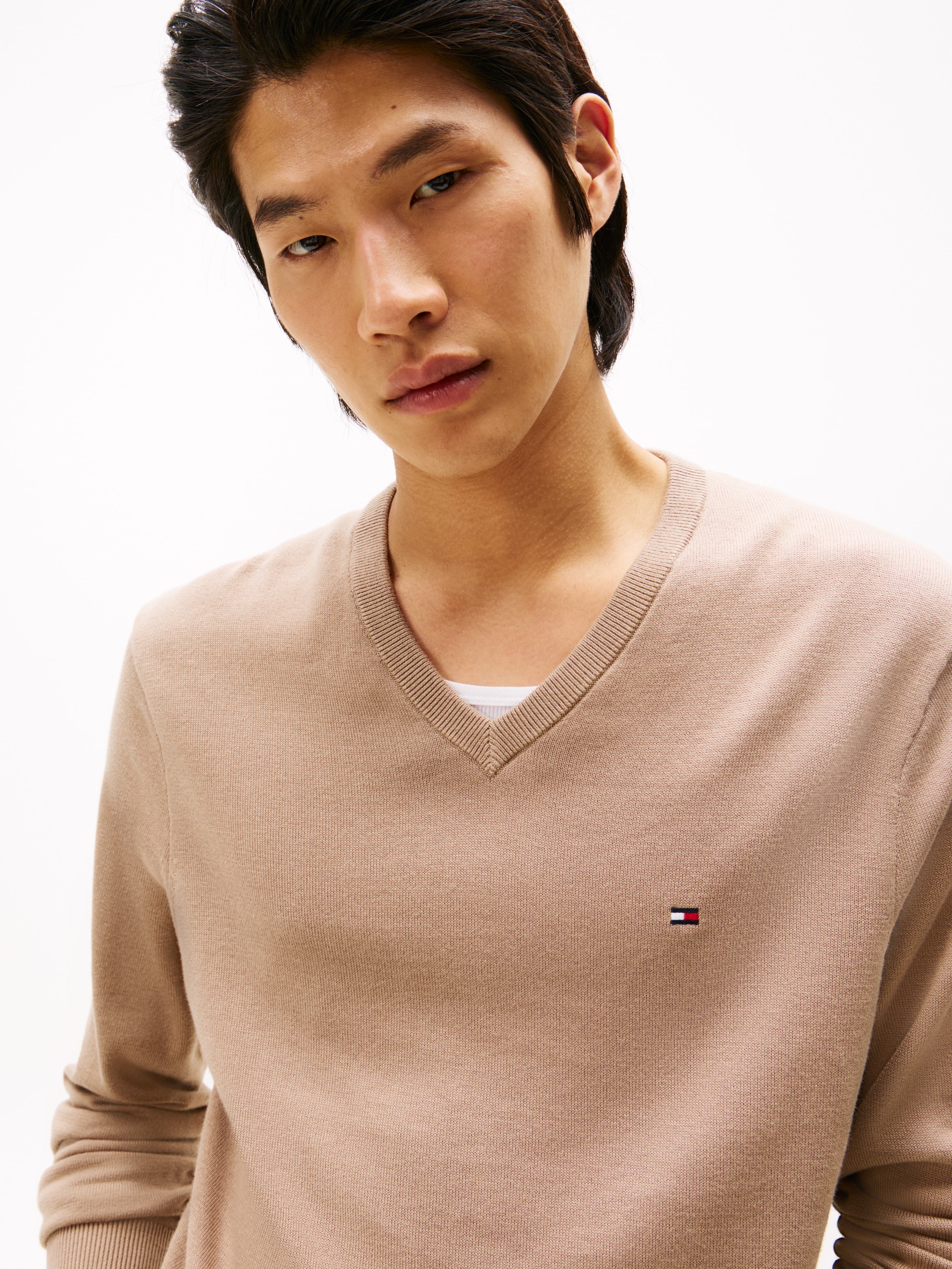 Tommy Hilfiger Strickpullover »ESSENTIAL COTTON V NECK mit V-Ausschnitt und Stickerei«, unifarben, casual, regular fit, Baumwolle, V-Ausschnitt