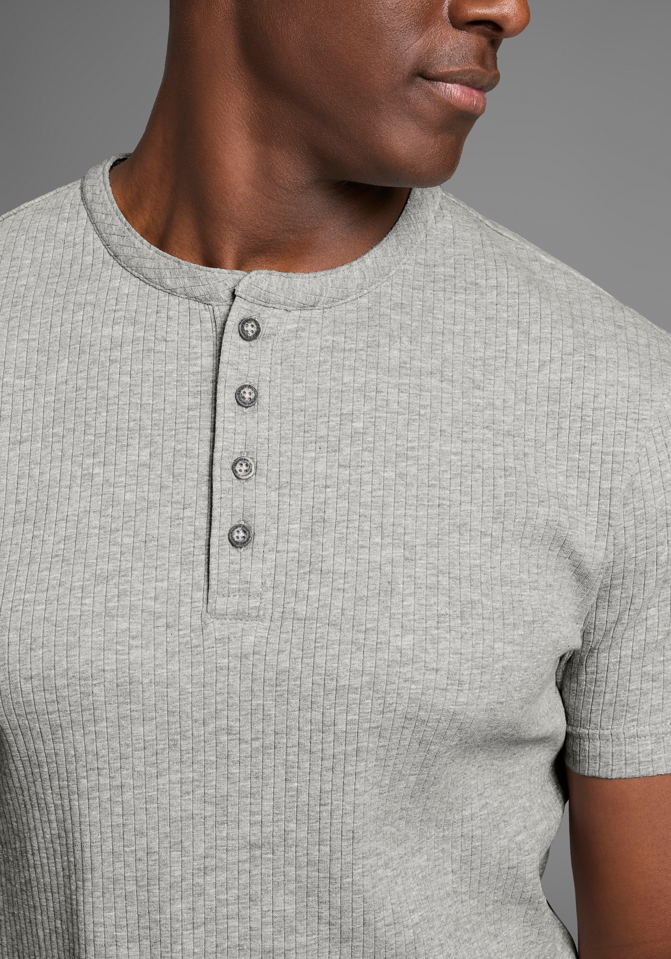 Bruno Banani Henleyshirt, in elastischer Rippenqualität