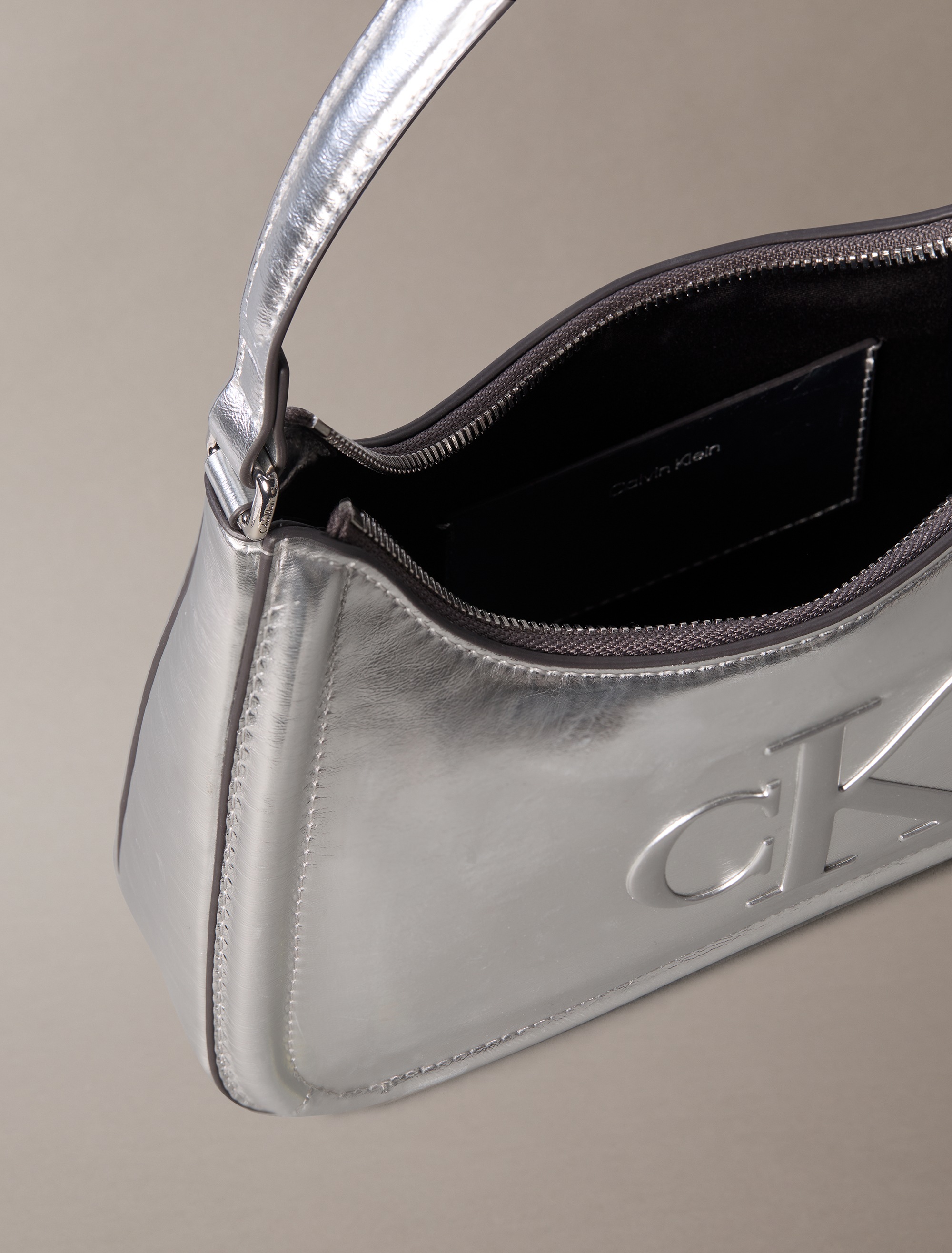 Calvin Klein Schultertasche »BOLD CK METALLIC SHOULDER BAG« Dmaen Tragetasche, Handtasche, Abendtasche mit CK-Logoprägung