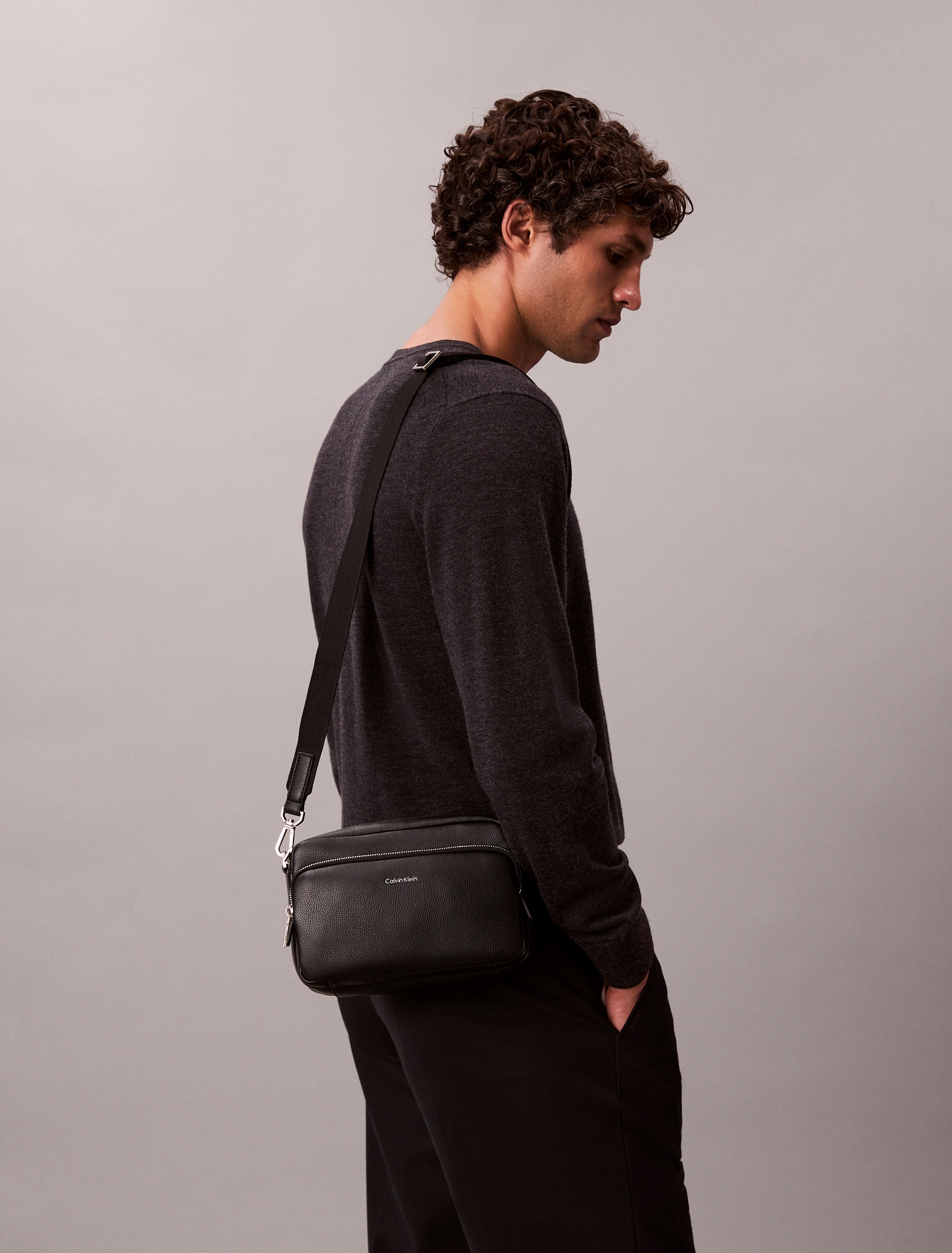 Calvin Klein Kameratasche »RAISED CAMERA BAG«, Damen Umhängetasche, Handtasche, Schultertasche mit Logoschriftzug