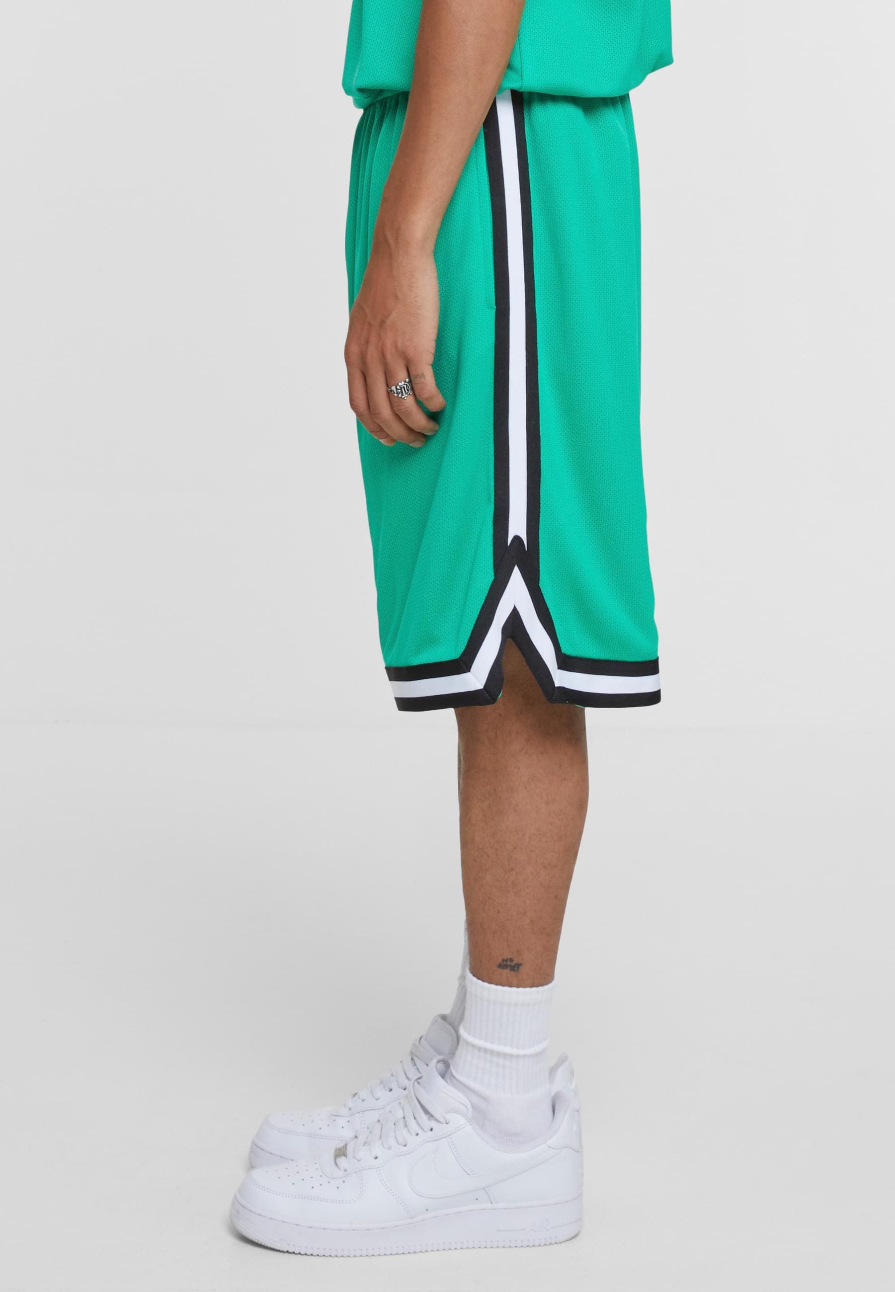 URBAN CLASSICS Stoffhose »Urban Classics Herren Stripes Mesh Shorts«, (1 tlg.)