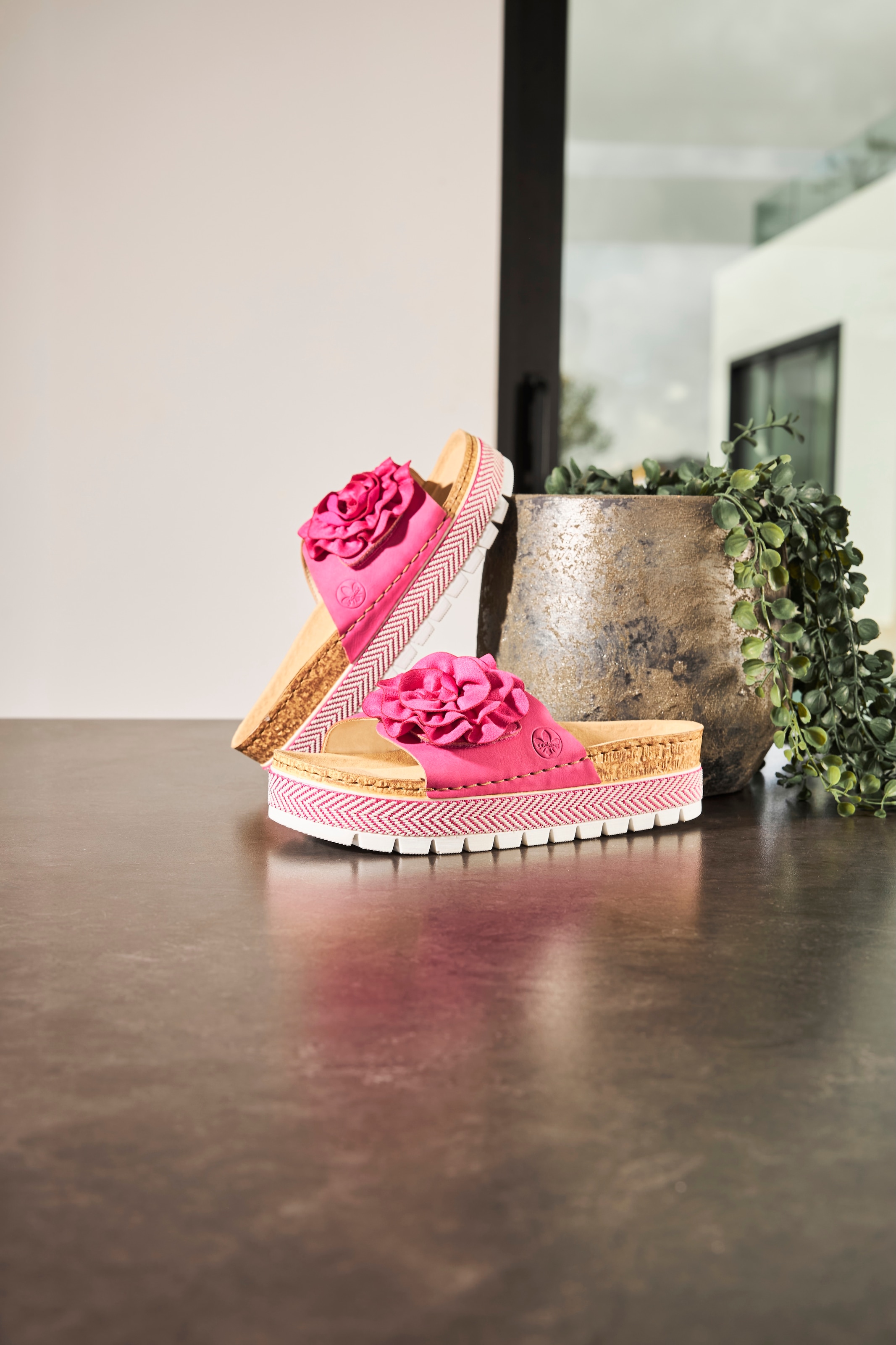 Rieker Pantolette, Sommerschuh, Schlappen mit modischem Plateau