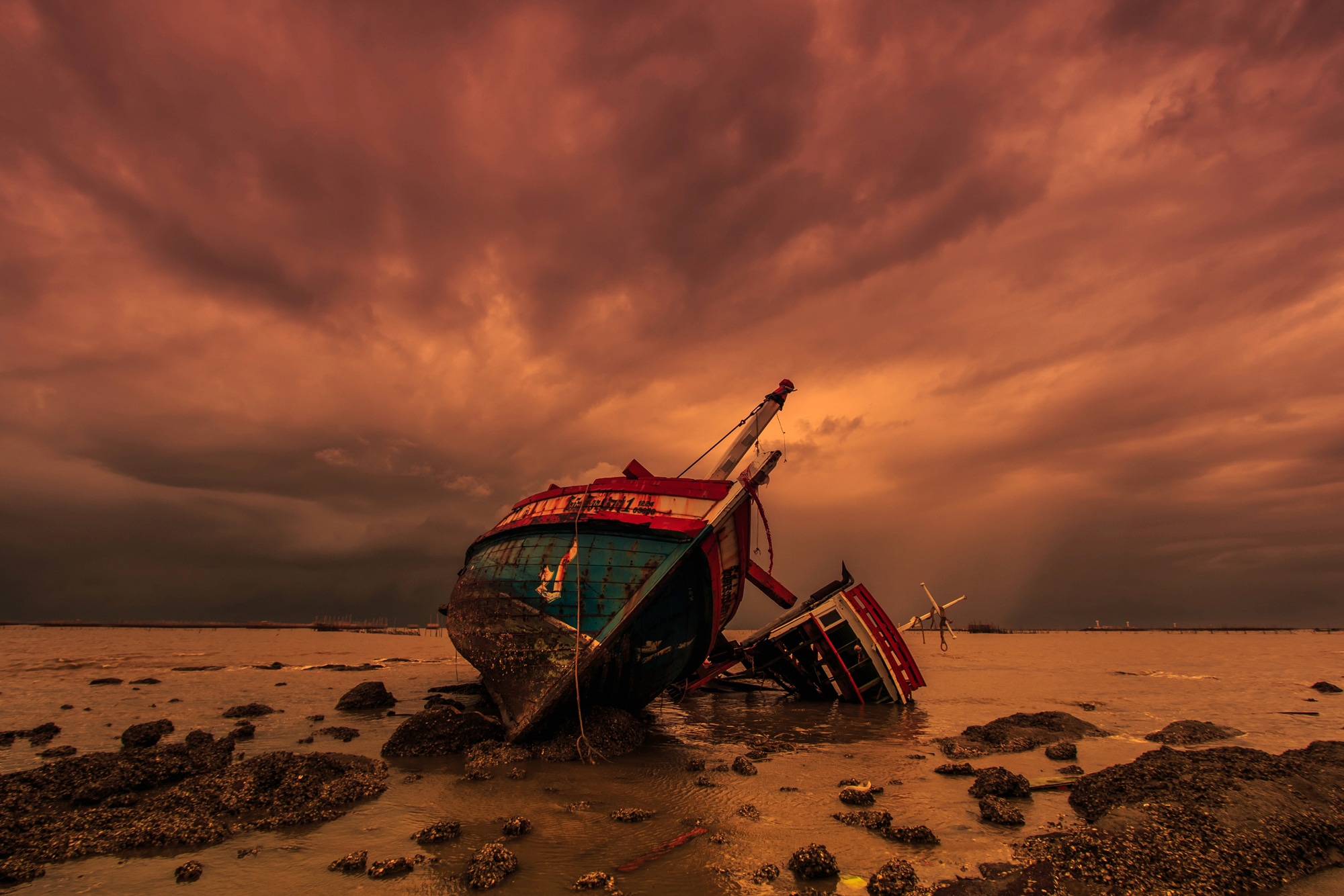 Papermoon Fototapete "SCHIFFSWRACK-STRAND KLIPPEN WALD SEE SONNE GEBIRGE BOOT"