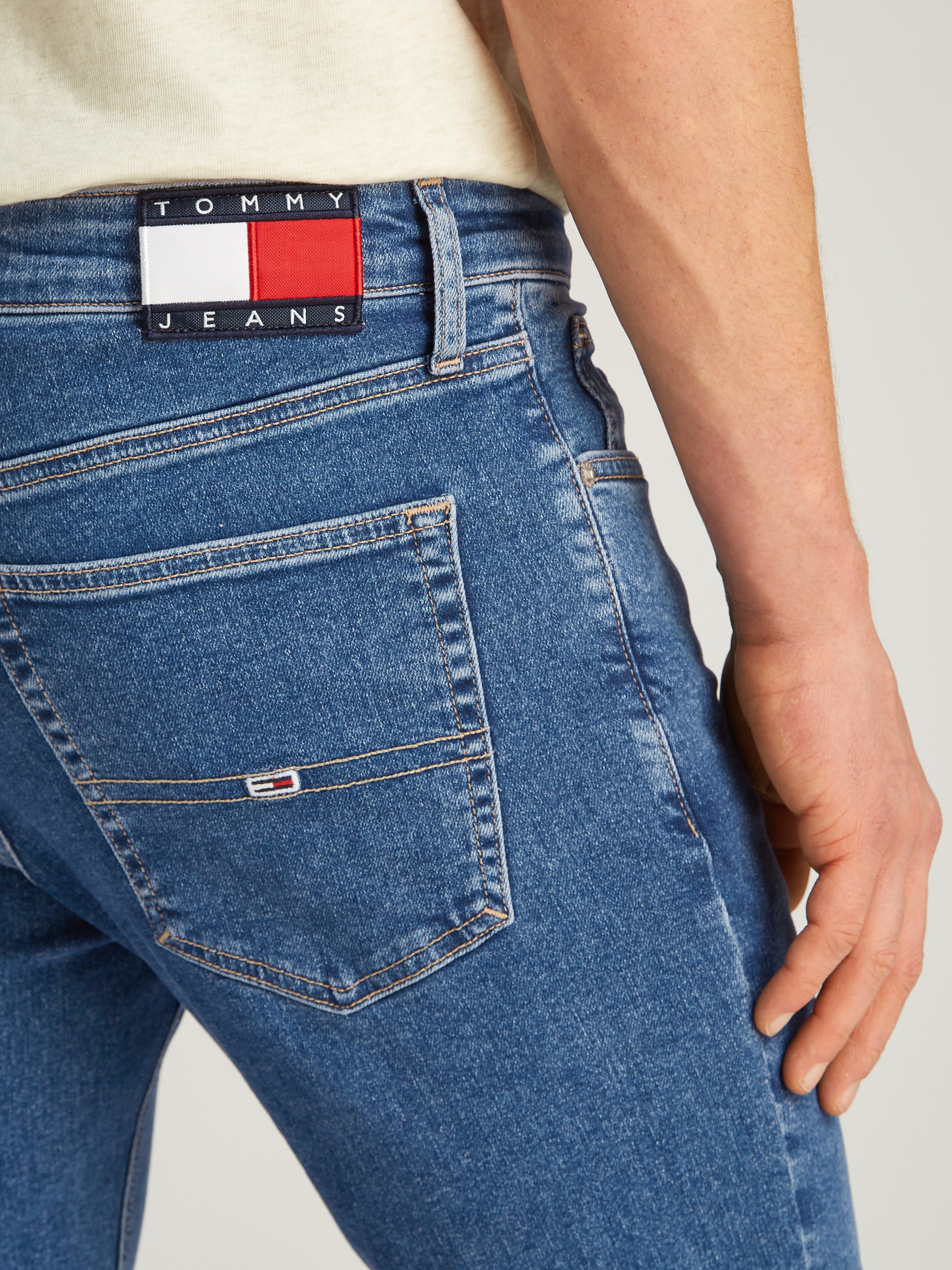 Tommy Jeans Tapered-fit-Jeans »Austim Slim Tapered«, mit Logostickereien