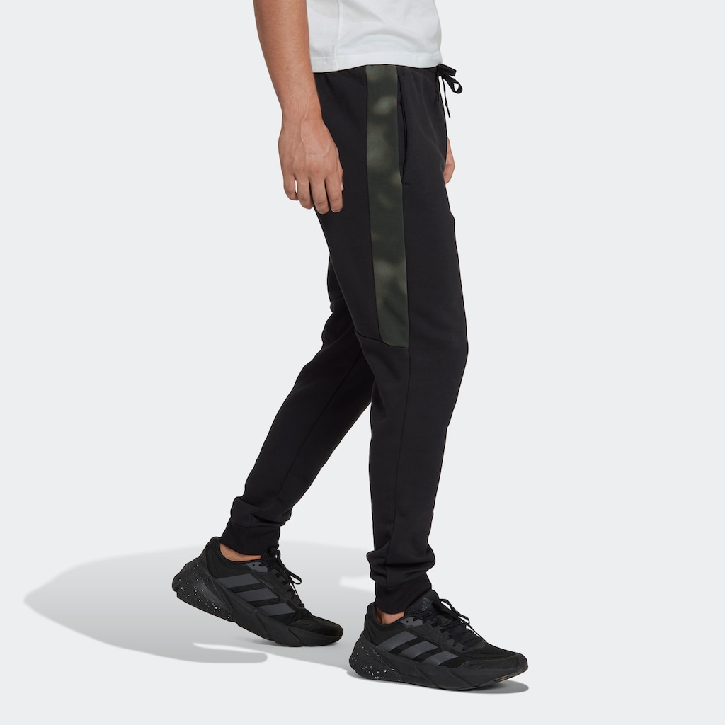 adidas Sportswear Sporthose »ESSENTIALS CAMO PRINT FLEECE HOSE«, (1 tlg.)