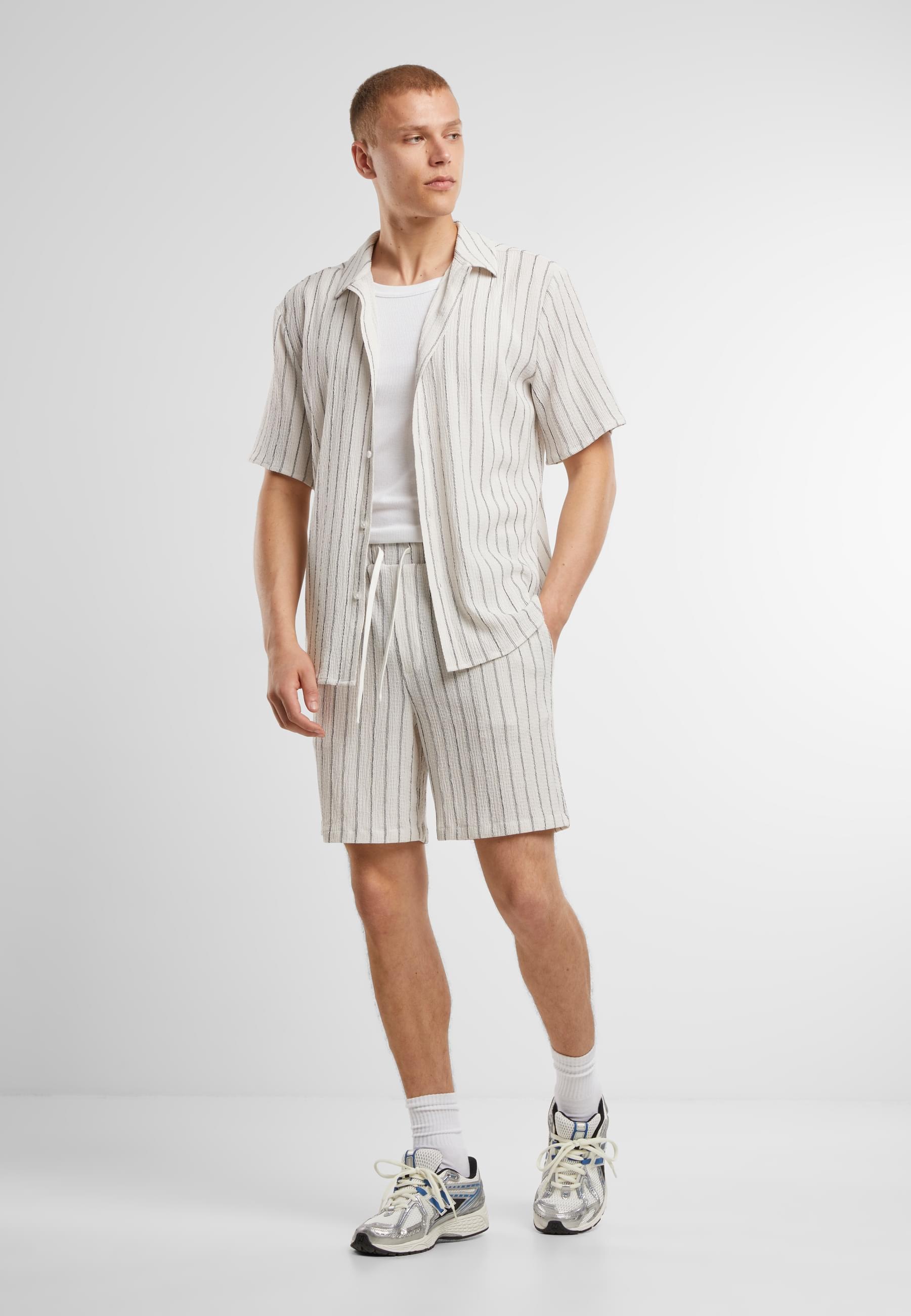 URBAN CLASSICS Shorts »Urban Classics Striped Crinkle Resort Shorts«, (1 tlg.)
