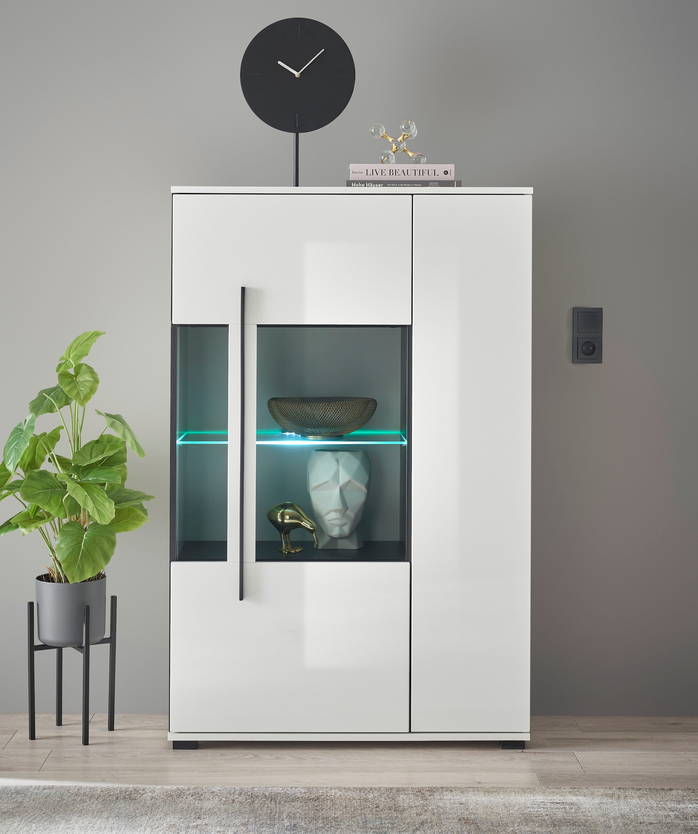 INOSIGN Vitrine »Cantara, Vitrinenschrank in Eiche Evoke oder weiß, Standvitrine«, schwarzer Stangengriff, ausreichend Stauraum, vielseitig einsetzbar