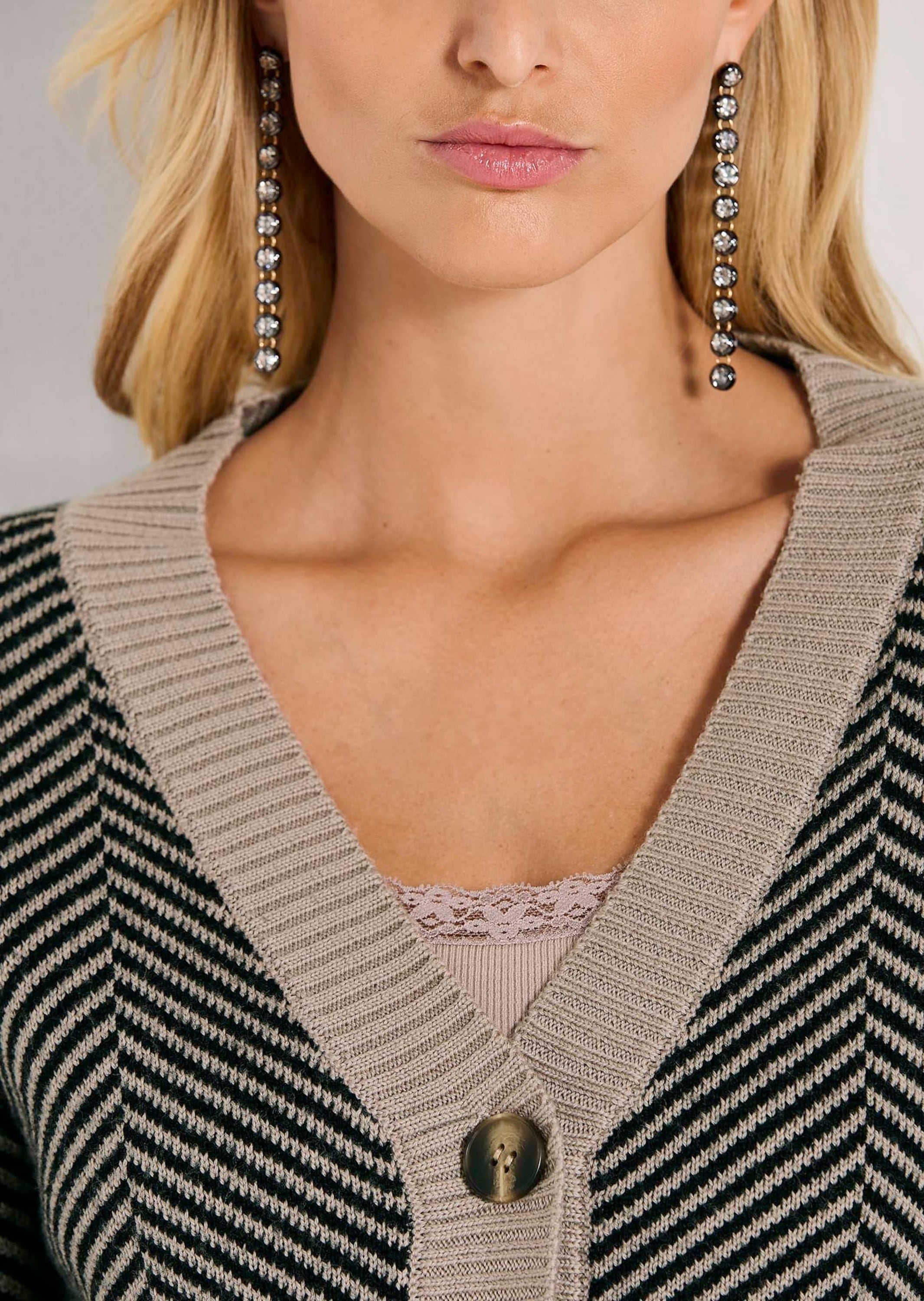 MADELEINE Strickjacke »Strickjacke Cardigan aus Schurwolle mit V-Ausschnitt«