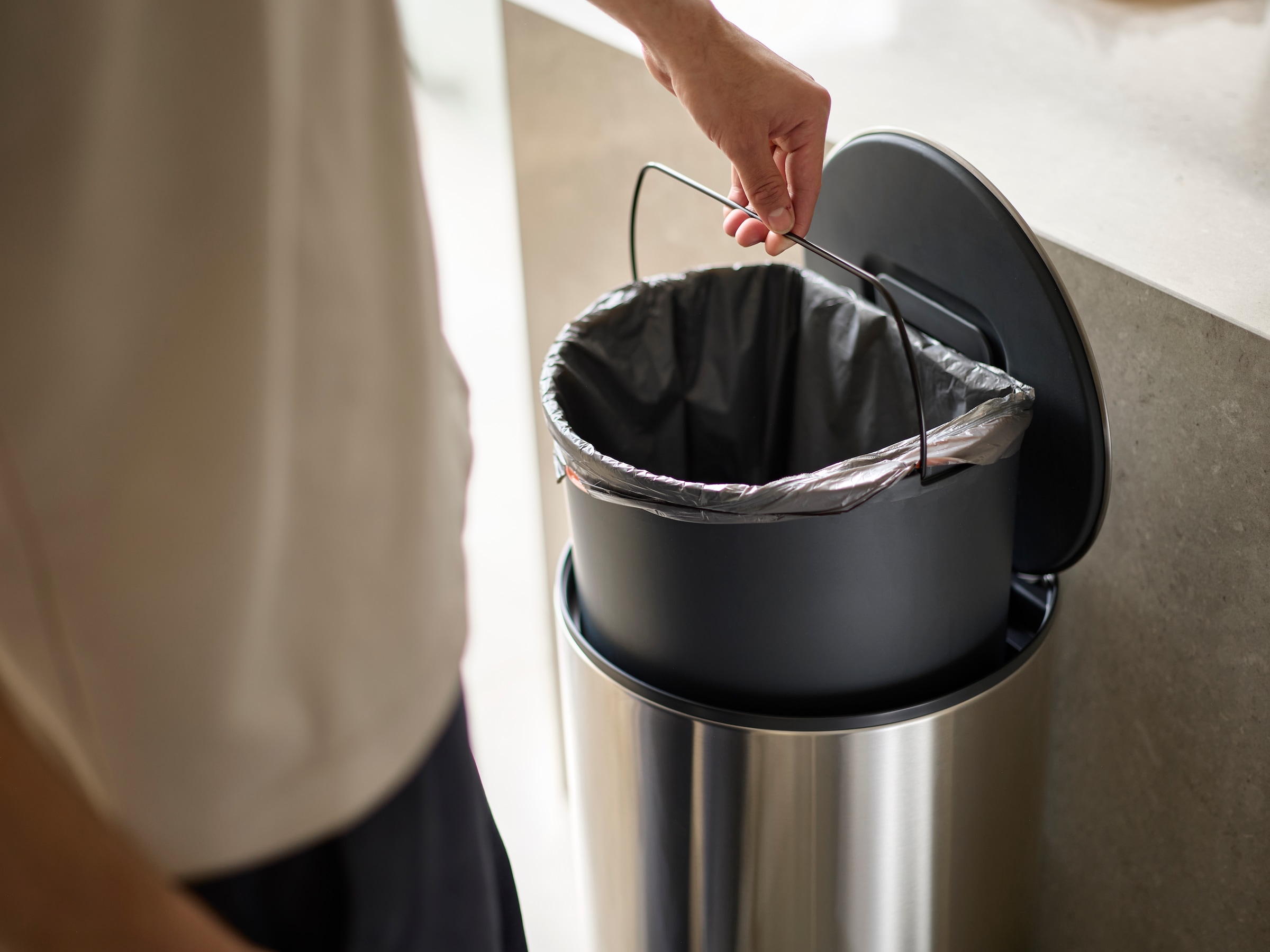 Joseph Joseph Mülleimer »Arc 30-Liter-Slimline-Treteimer« inkl. Integriertem Halter für Müllbeutel