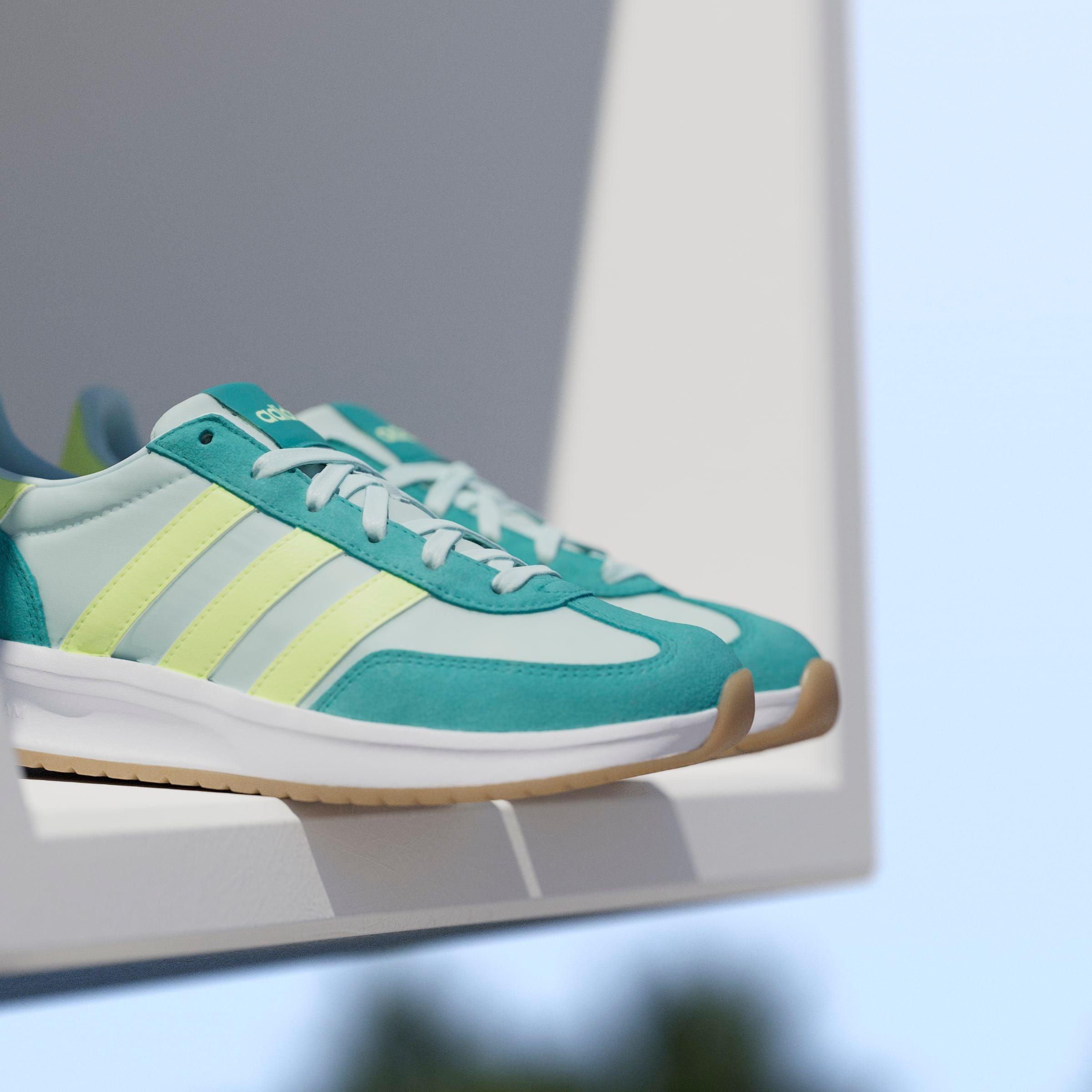 adidas Sportswear Sneaker »RUN 70S 2.0«, inspiriert vom Design des SL72
