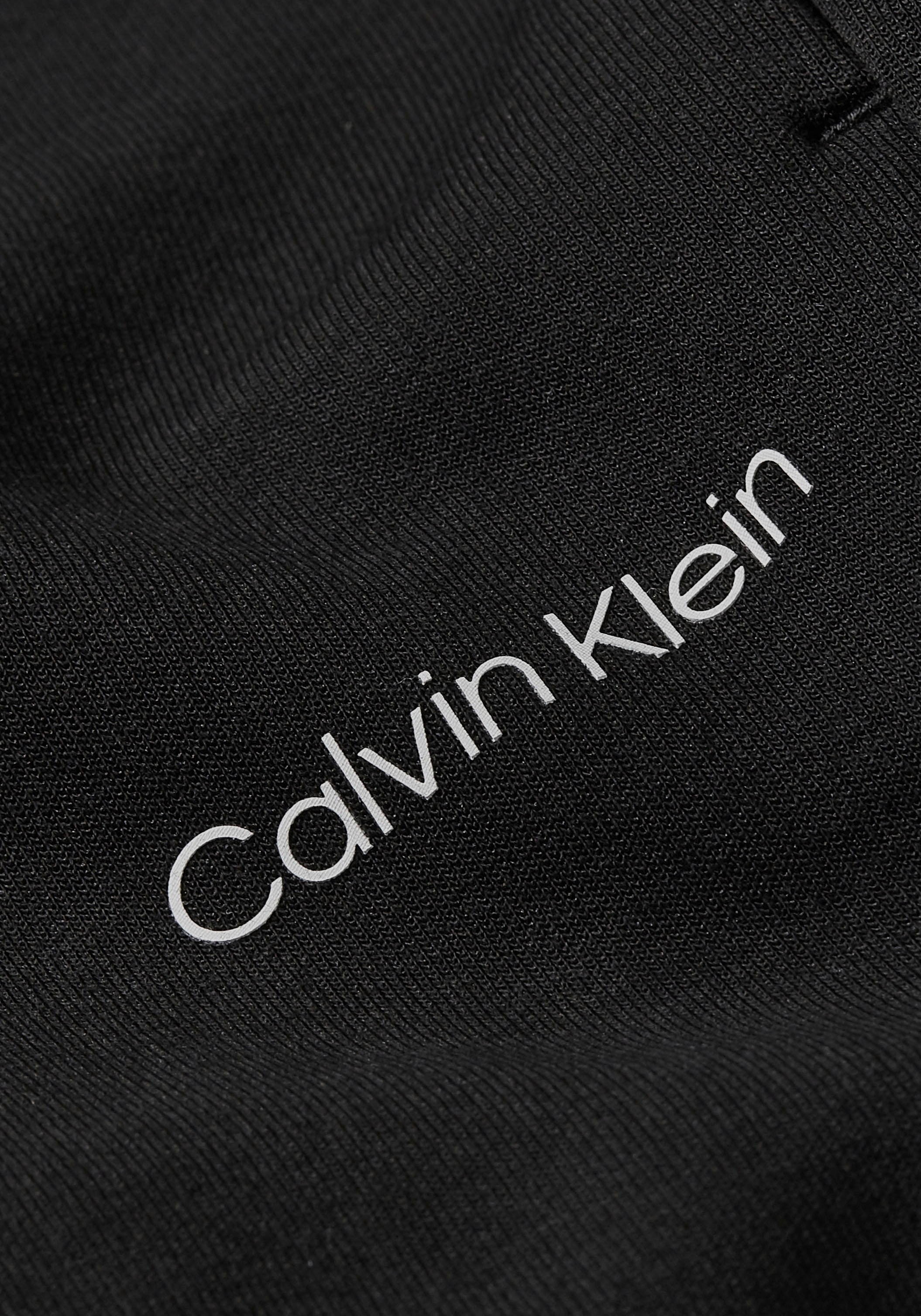 Klein Calvin kontrastfarbenem Klein BAUR Calvin mit | für Logo Sweathose, kaufen