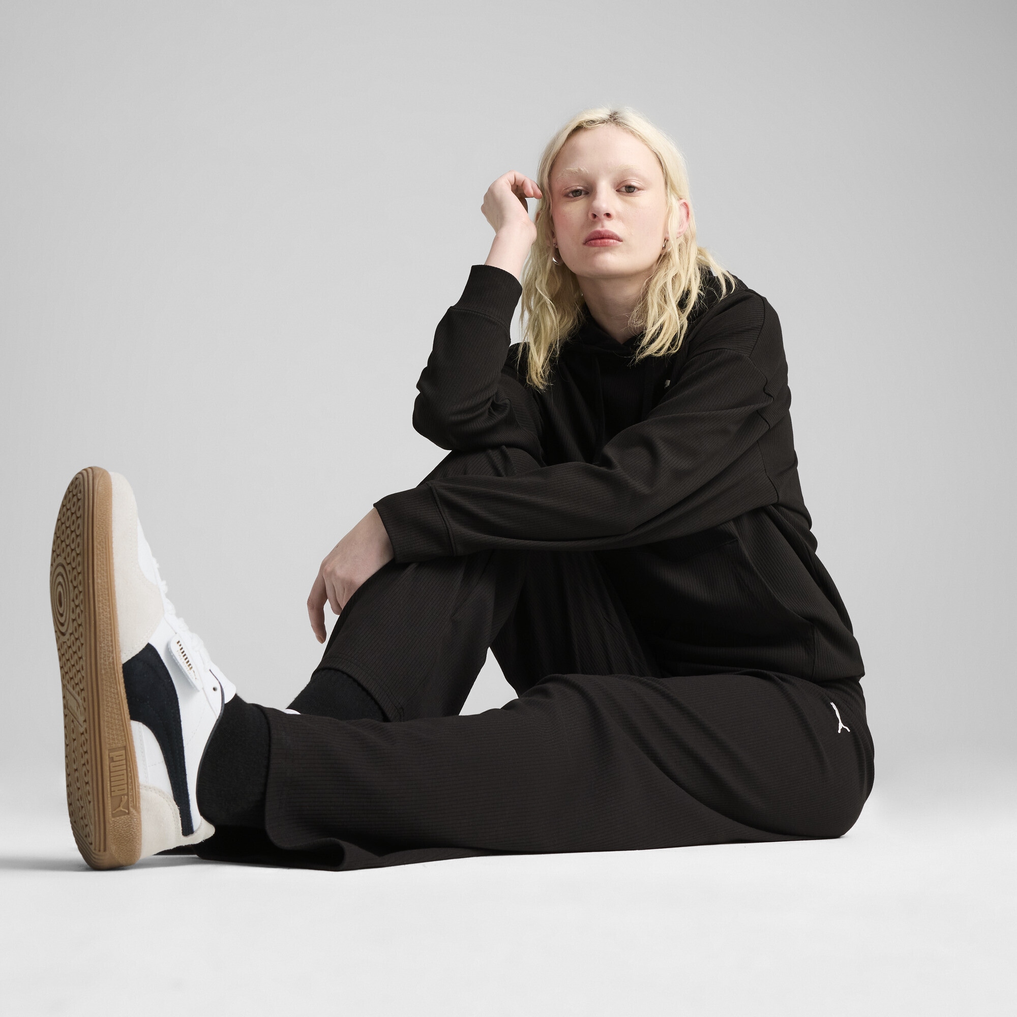PUMA Sporthose »ESS ELEVATED Gerippte Straight Fit Hose mit hohem Bund Damen«