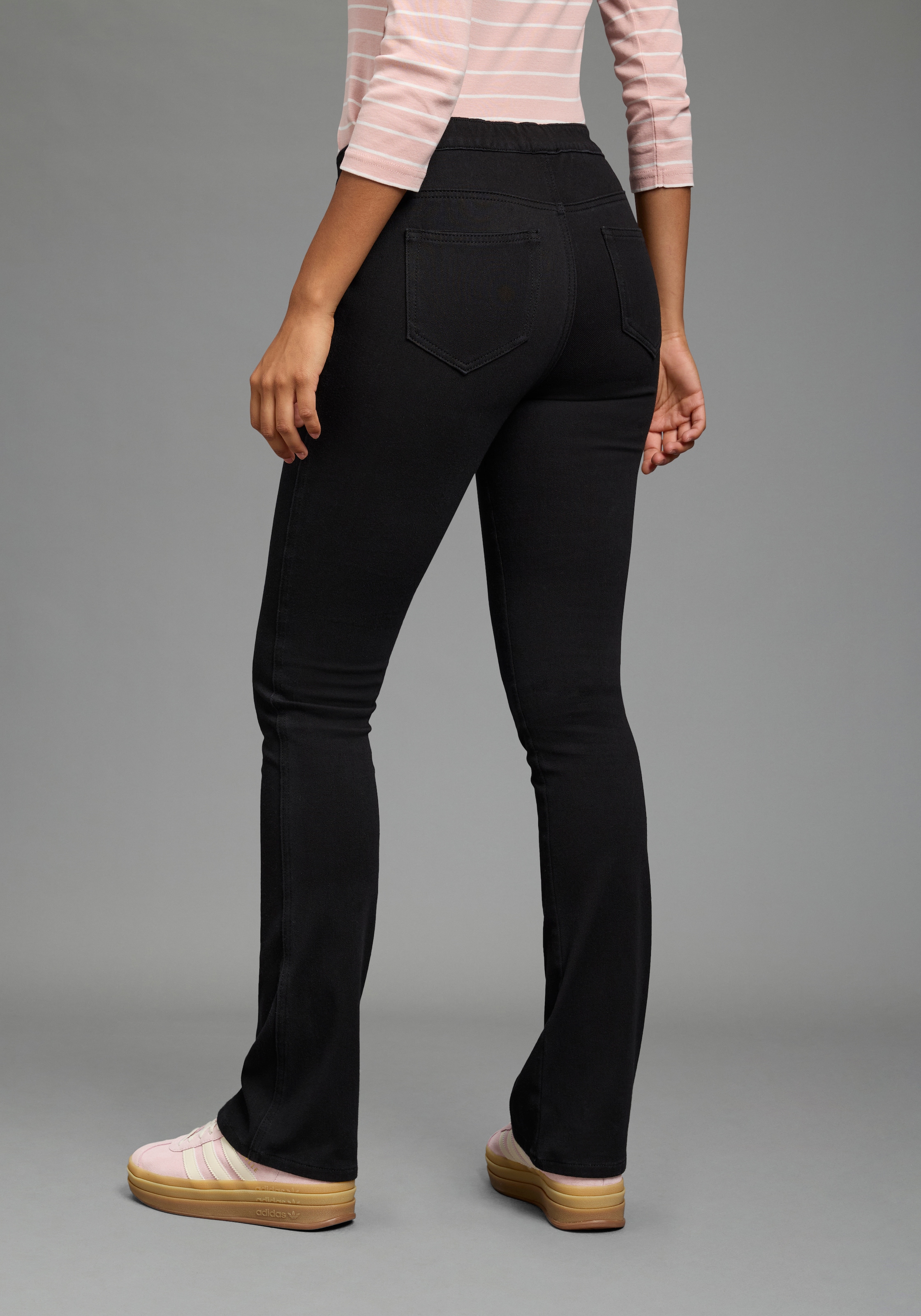 Arizona Jeansjeggings »im 4 Way Stretch, Quer- und Längselastisch, Bootcut« sehr schmale Passform, Bootcut-Beinform, normale Leibhöhe