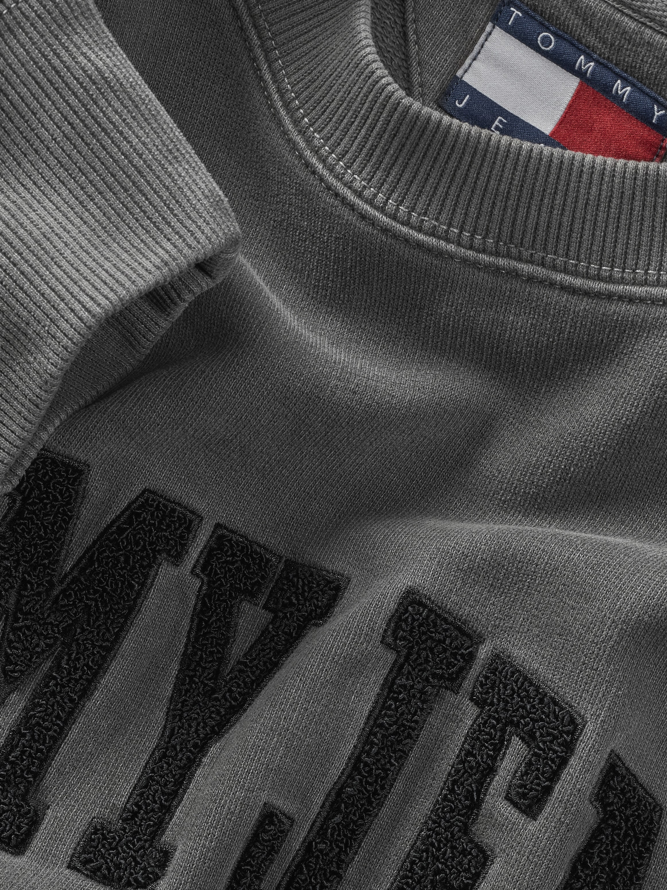 Tommy Jeans Sweatshirt »TJM RLX VINTAGE VARSITY CREW«, mit großem Logo
