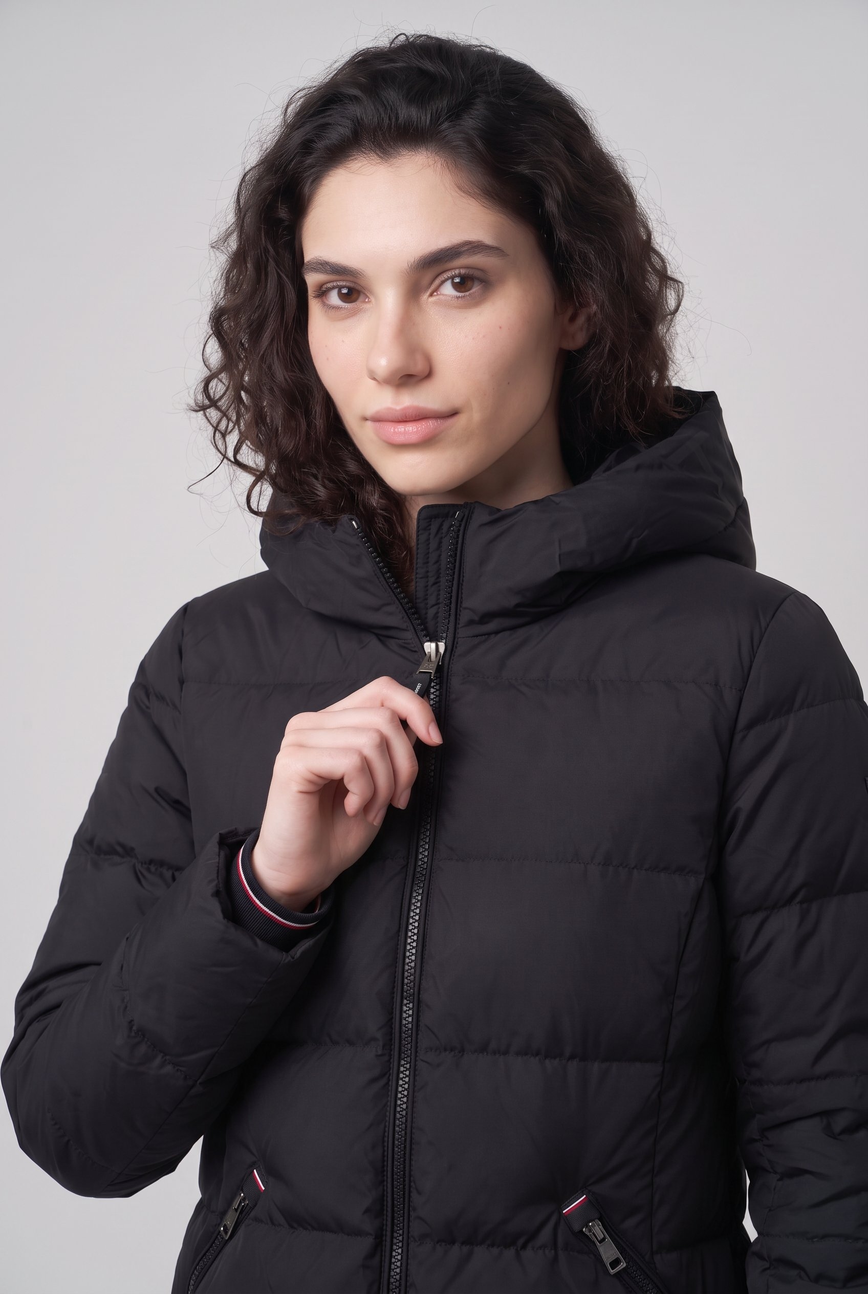 Tommy Hilfiger Steppjacke »DOWN BRANDED FITTED JACKET« mit Kapuze Kunstfaser
