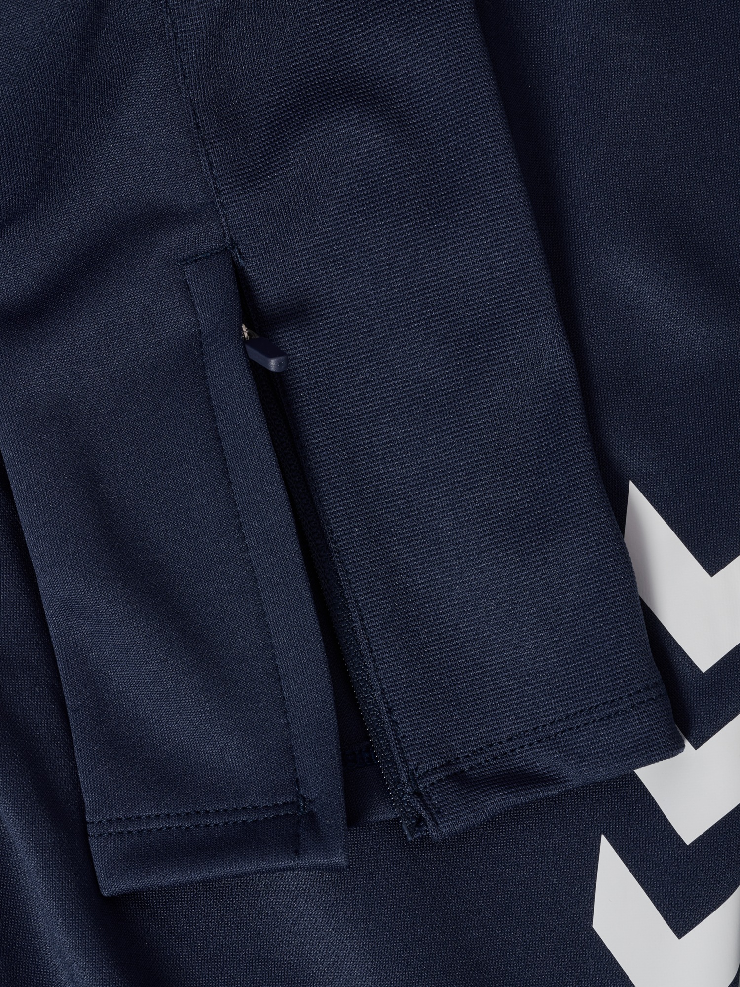 hummel Trainingshose »HMLCORE 2.0 TRAINING PANTS KIDS«  mit reflektierendem Detail auf der Rückseite
