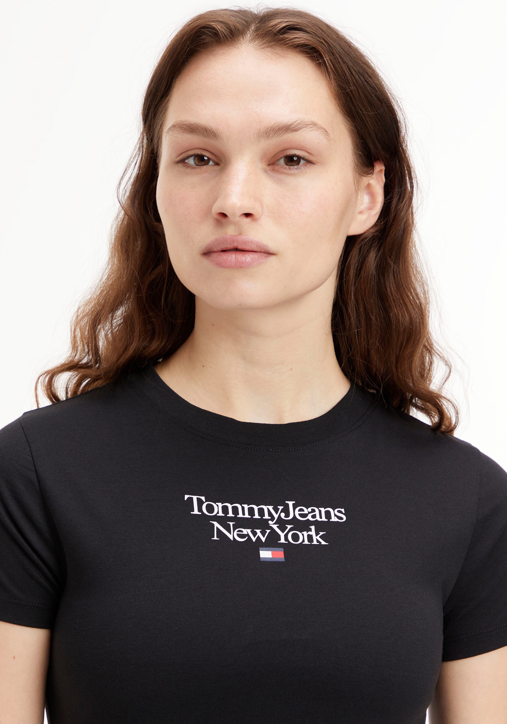 Tommy Jeans Kurzarmshirt »TJW BAUR Brusthöhe | Label-Druck Tommy ESSENTIAL Jeans mit kaufen 1 LOGO auf BBY für SS«