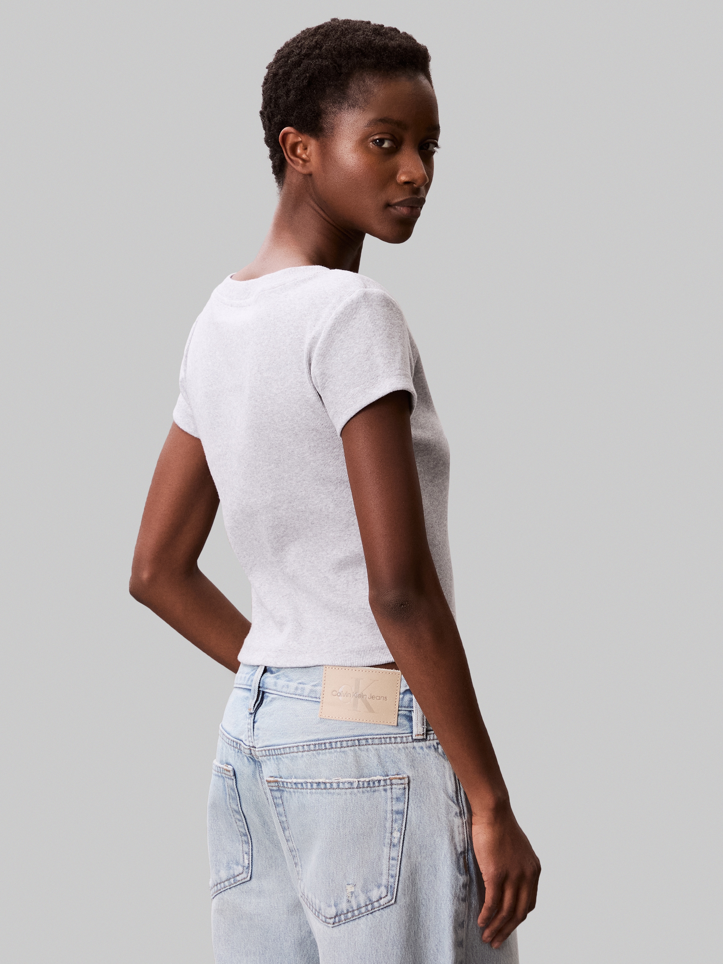 Calvin Klein Jeans T-Shirt »A- SS WOVEN LABEL RIB VNECK TEE«, mit gewebtem Label